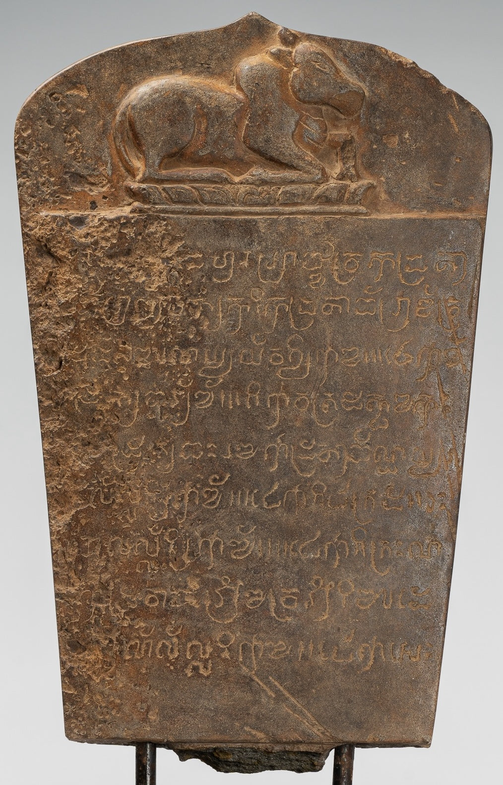 Stone de style khmer antique Stele sanskrit avec nandi - 57 cm / 23 "