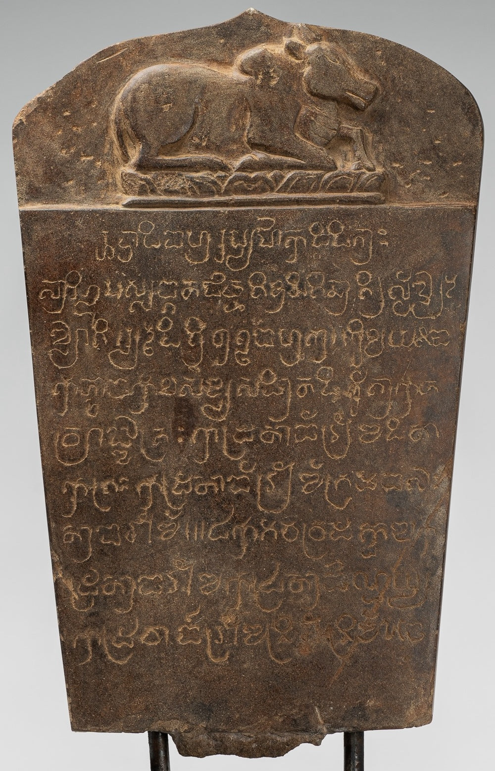 Stone de style khmer antique Stele sanskrit avec nandi - 57 cm / 23 "