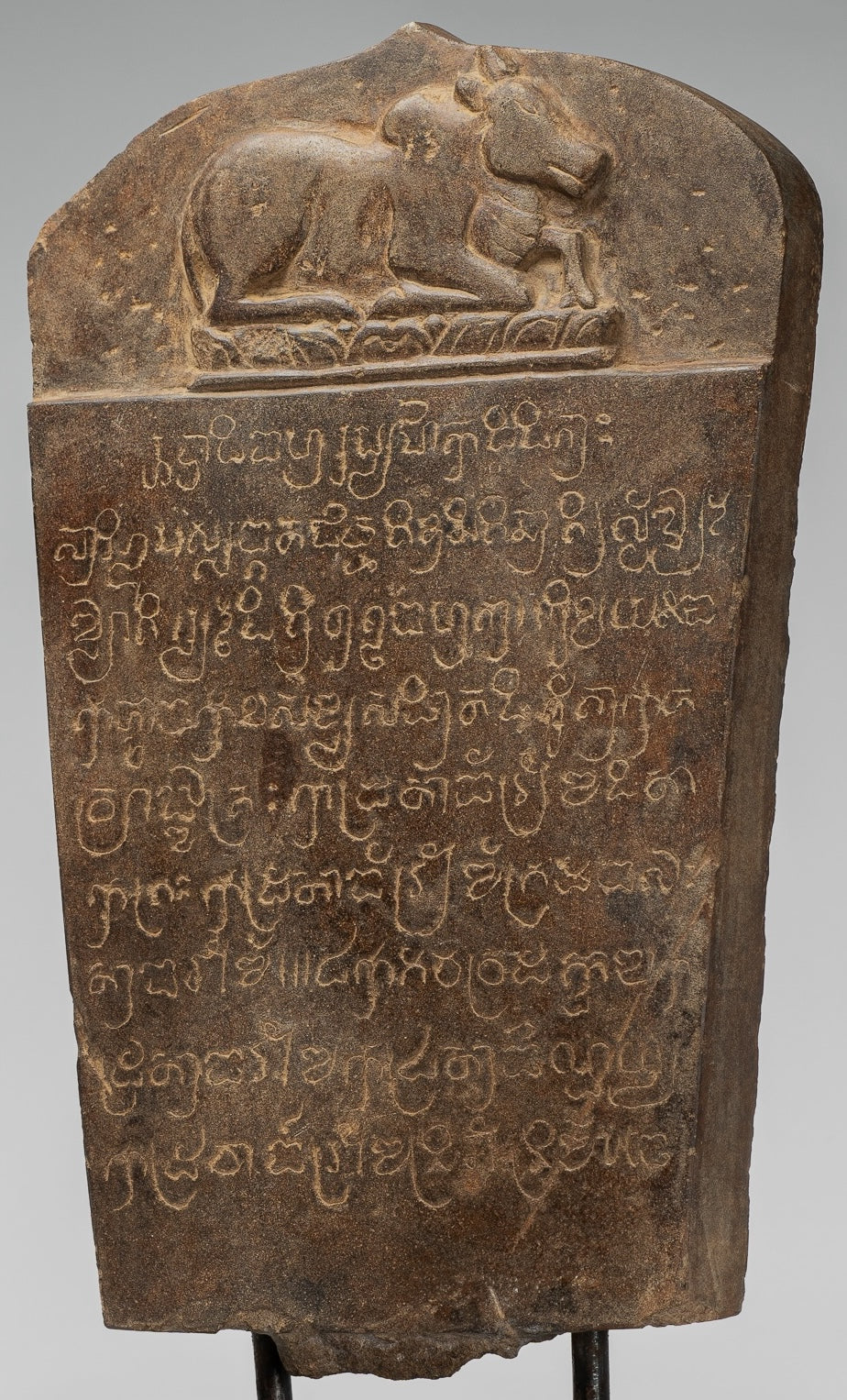 Stone de style khmer antique Stele sanskrit avec nandi - 57 cm / 23 "