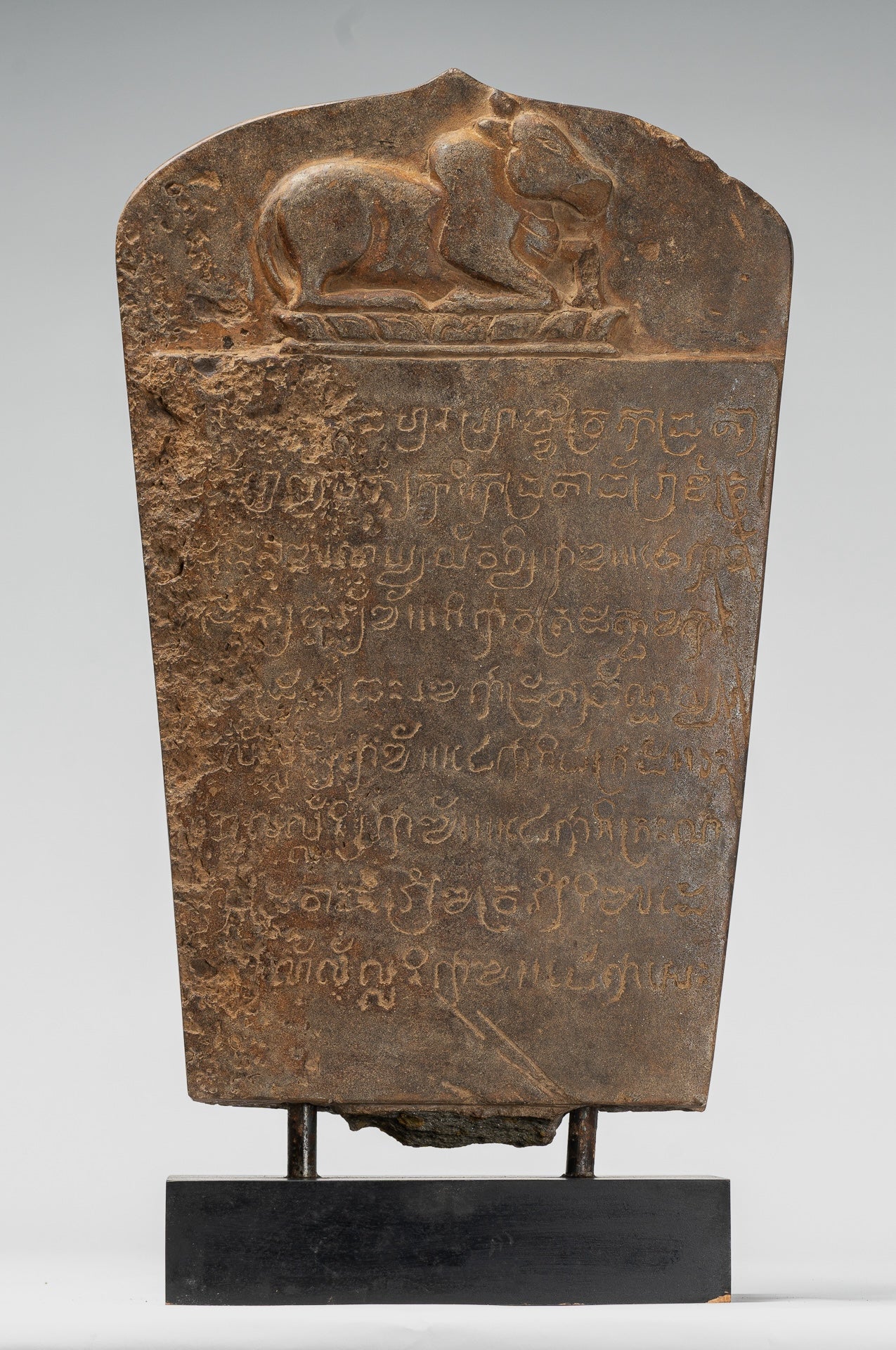 Stone de style khmer antique Stele sanskrit avec nandi - 57 cm / 23 "