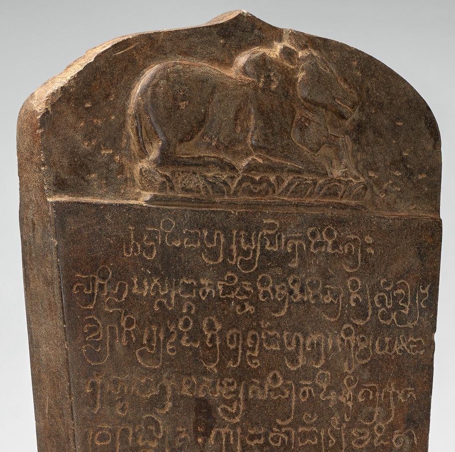 Stone de style khmer antique Stele sanskrit avec nandi - 57 cm / 23 "