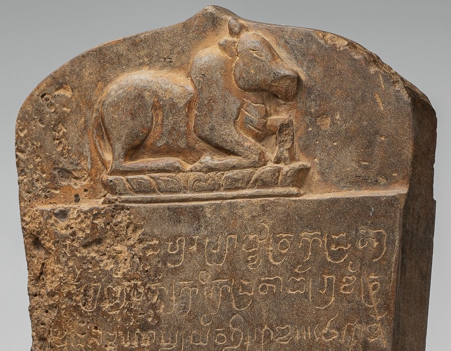 Stone de style khmer antique Stele sanskrit avec nandi - 57 cm / 23 "