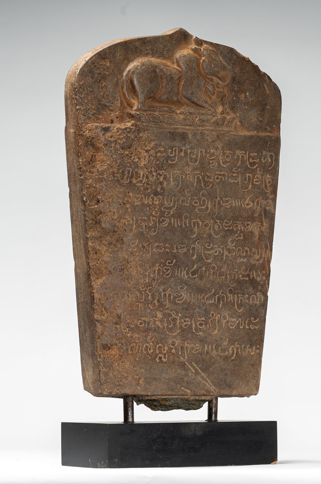 Stone de style khmer antique Stele sanskrit avec nandi - 57 cm / 23 "