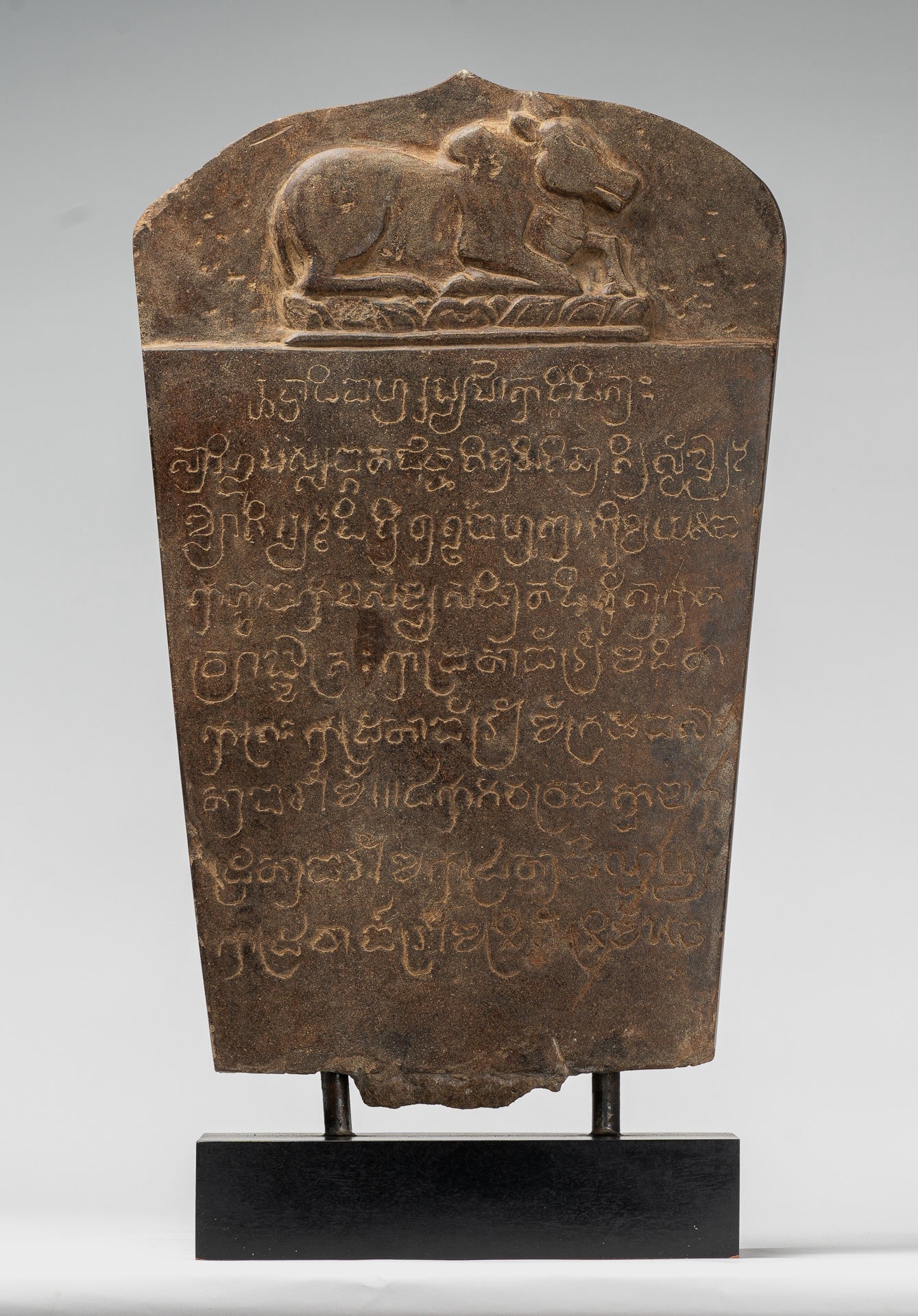 Stone de style khmer antique Stele sanskrit avec nandi - 57 cm / 23 "