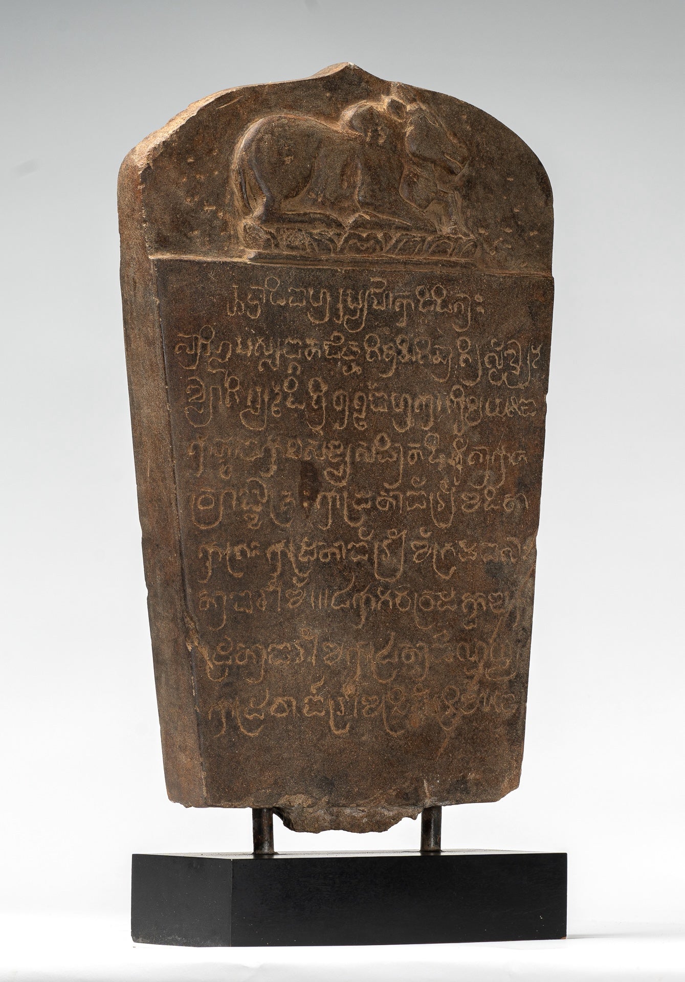 Stone de style khmer antique Stele sanskrit avec nandi - 57 cm / 23 "