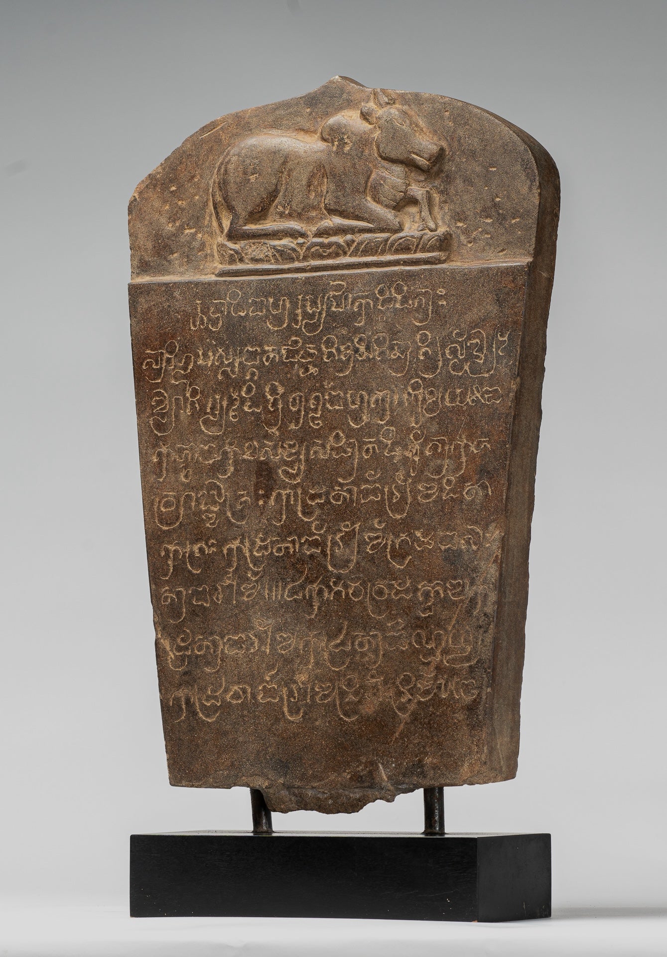Stone de style khmer antique Stele sanskrit avec nandi - 57 cm / 23 "
