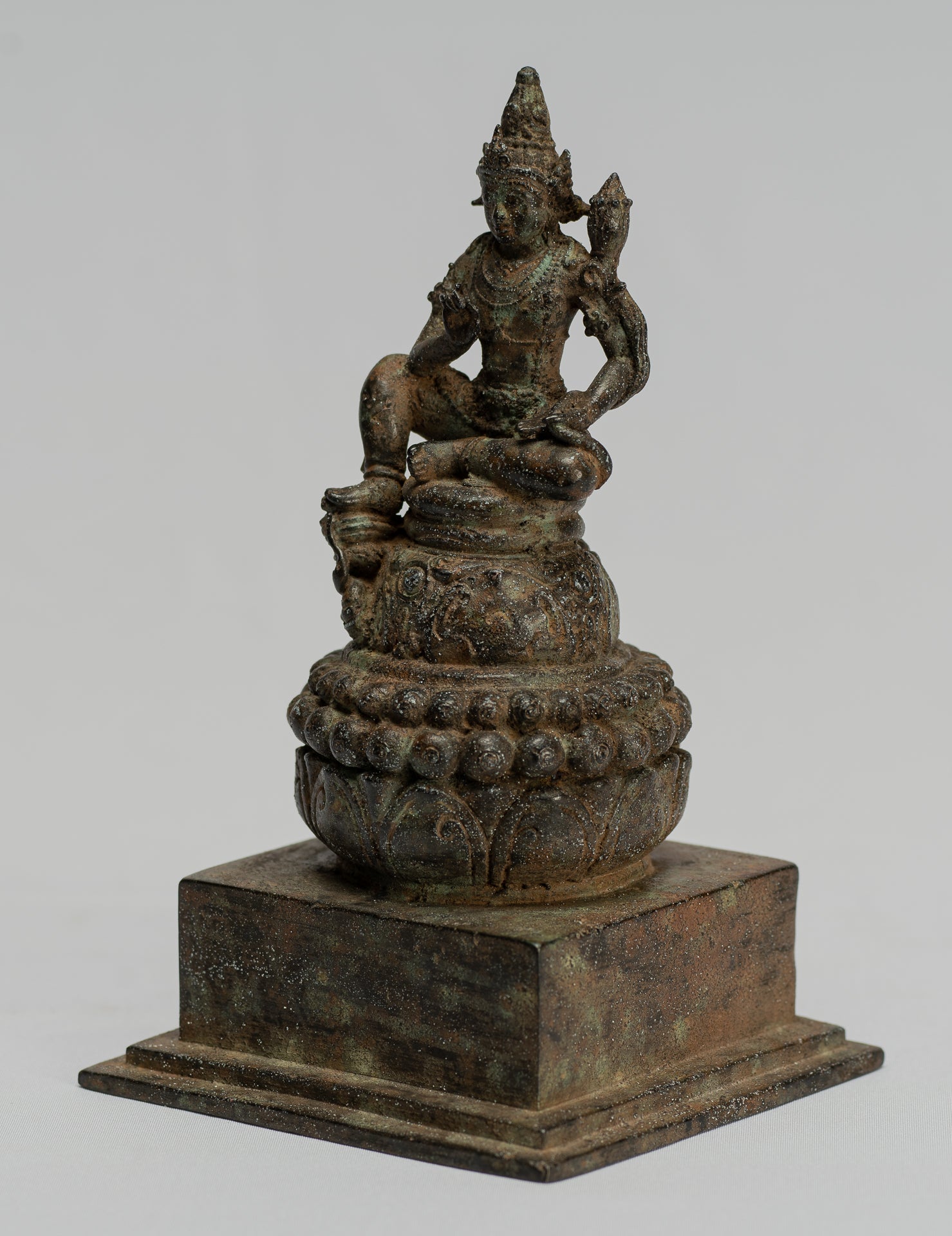 Statue de Tara – Statue antique de style Java Majapahit assise en bronze Devi Tara – 17 cm/7"