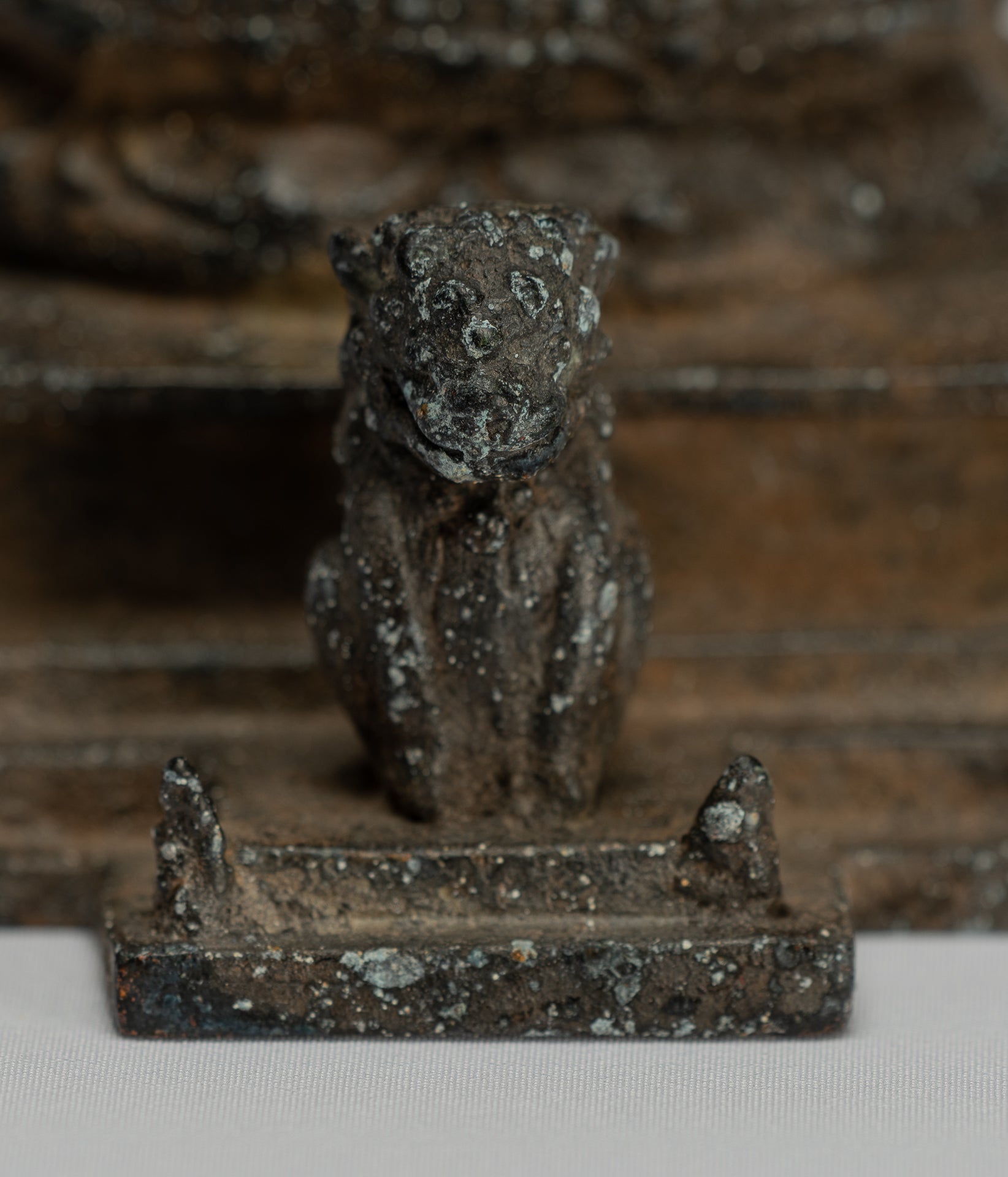 Statue de Bouddha - Statue de Bouddha Amitabha javanais assis en bronze de style indonésien antique - 15 cm/6"