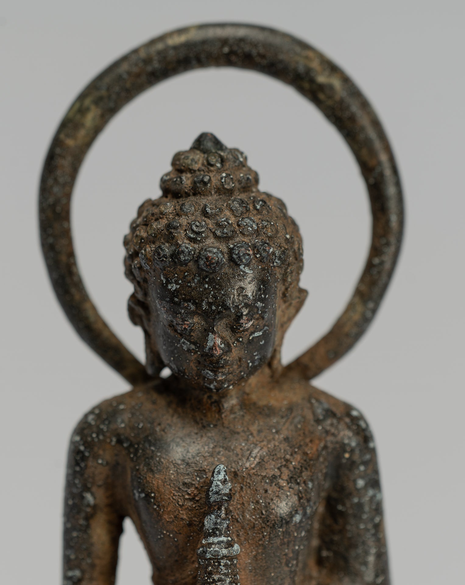 Statue de Bouddha - Statue de Bouddha Amitabha javanais assis en bronze de style indonésien antique - 15 cm/6"