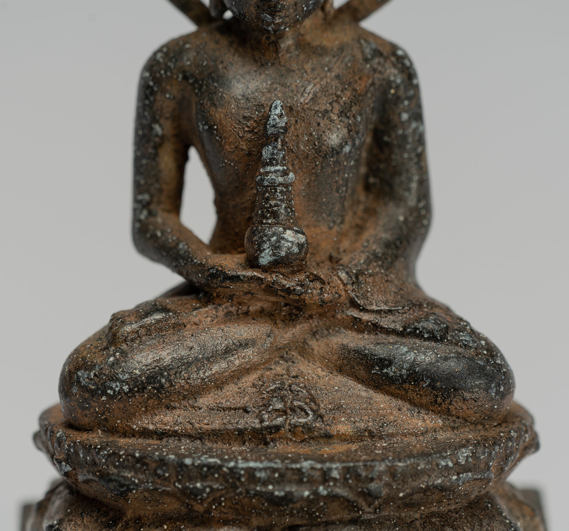 Statue de Bouddha - Statue de Bouddha Amitabha javanais assis en bronze de style indonésien antique - 15 cm/6"