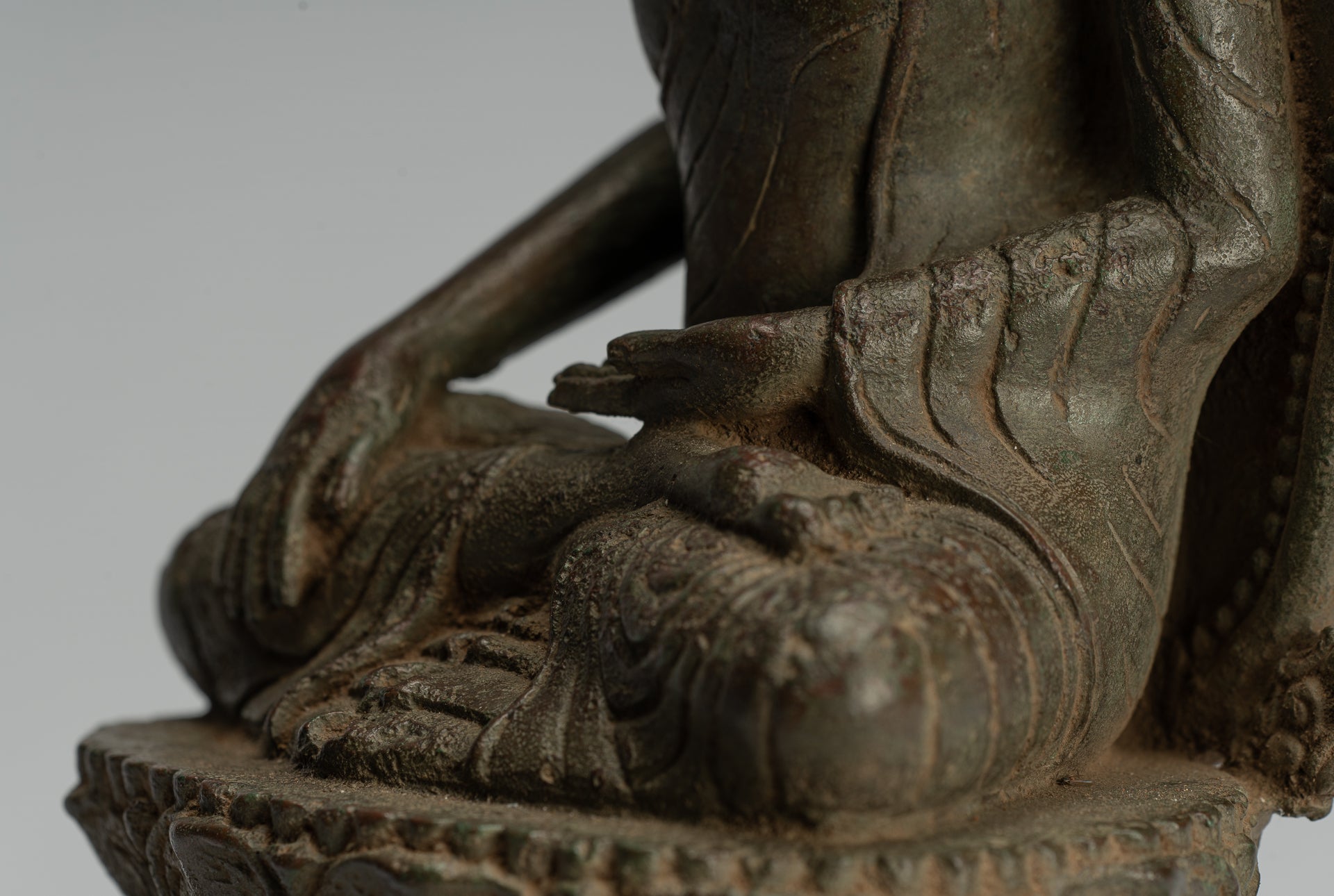 Estatua de Buda - Antiguo estilo indonesio de bronce sentado Javanese Ilustración Buda - 25 cm/10 "