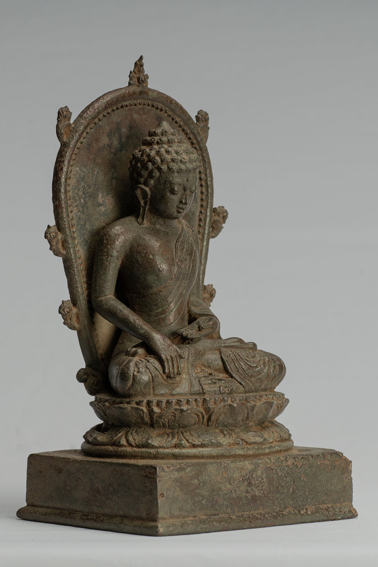 Estatua de Buda - Antiguo estilo indonesio de bronce sentado Javanese Ilustración Buda - 25 cm/10 "