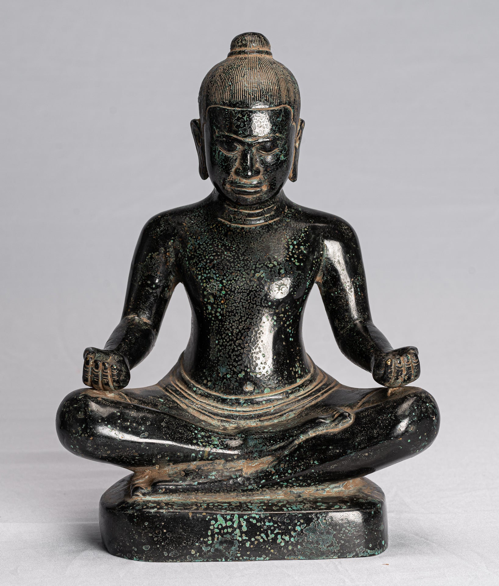 Antike sitzende Bronzestatue Jayavarman VII. aus Bronze im Khmer-Stil – 26 cm.