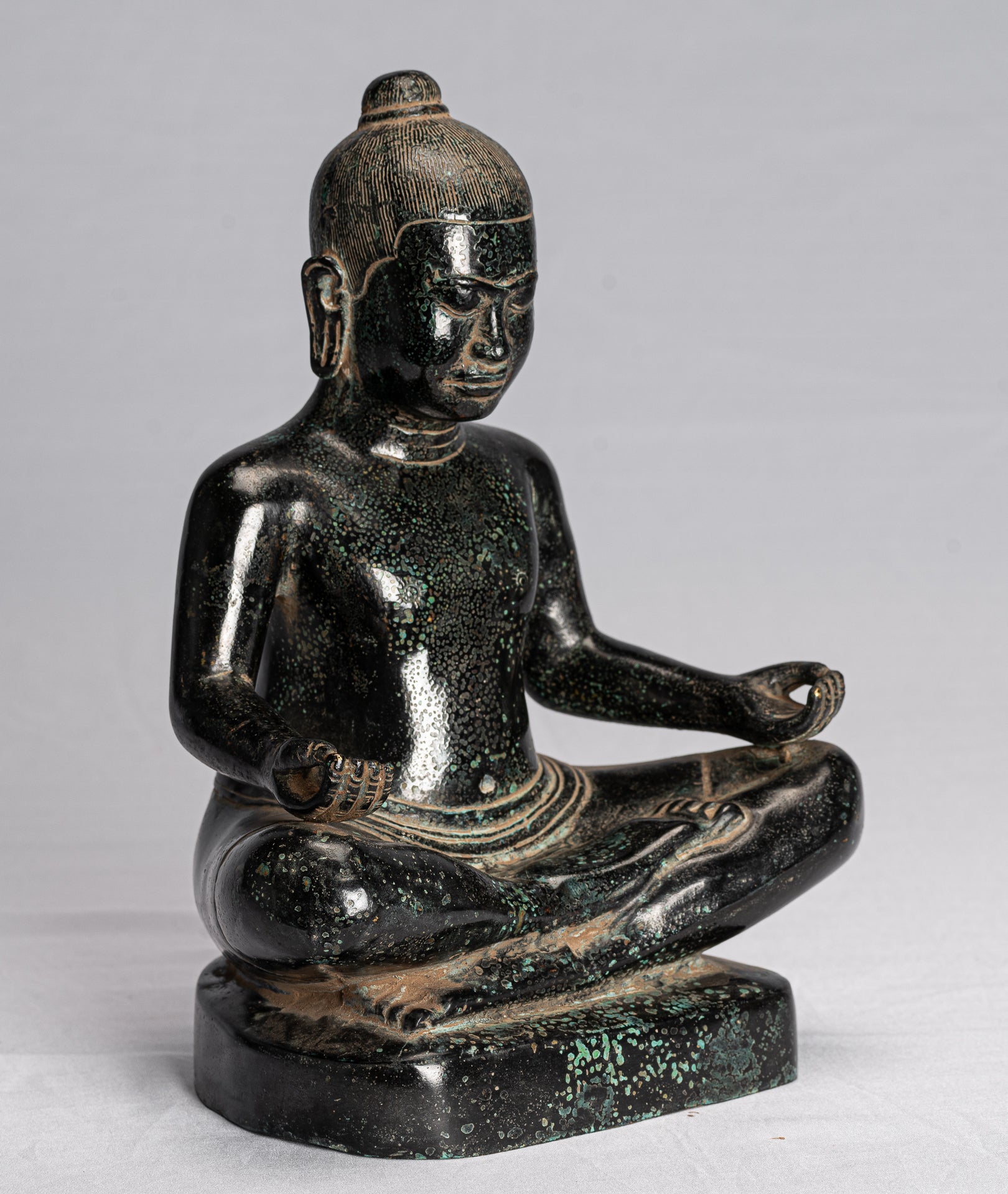 Antike sitzende Bronzestatue Jayavarman VII. aus Bronze im Khmer-Stil – 26 cm.