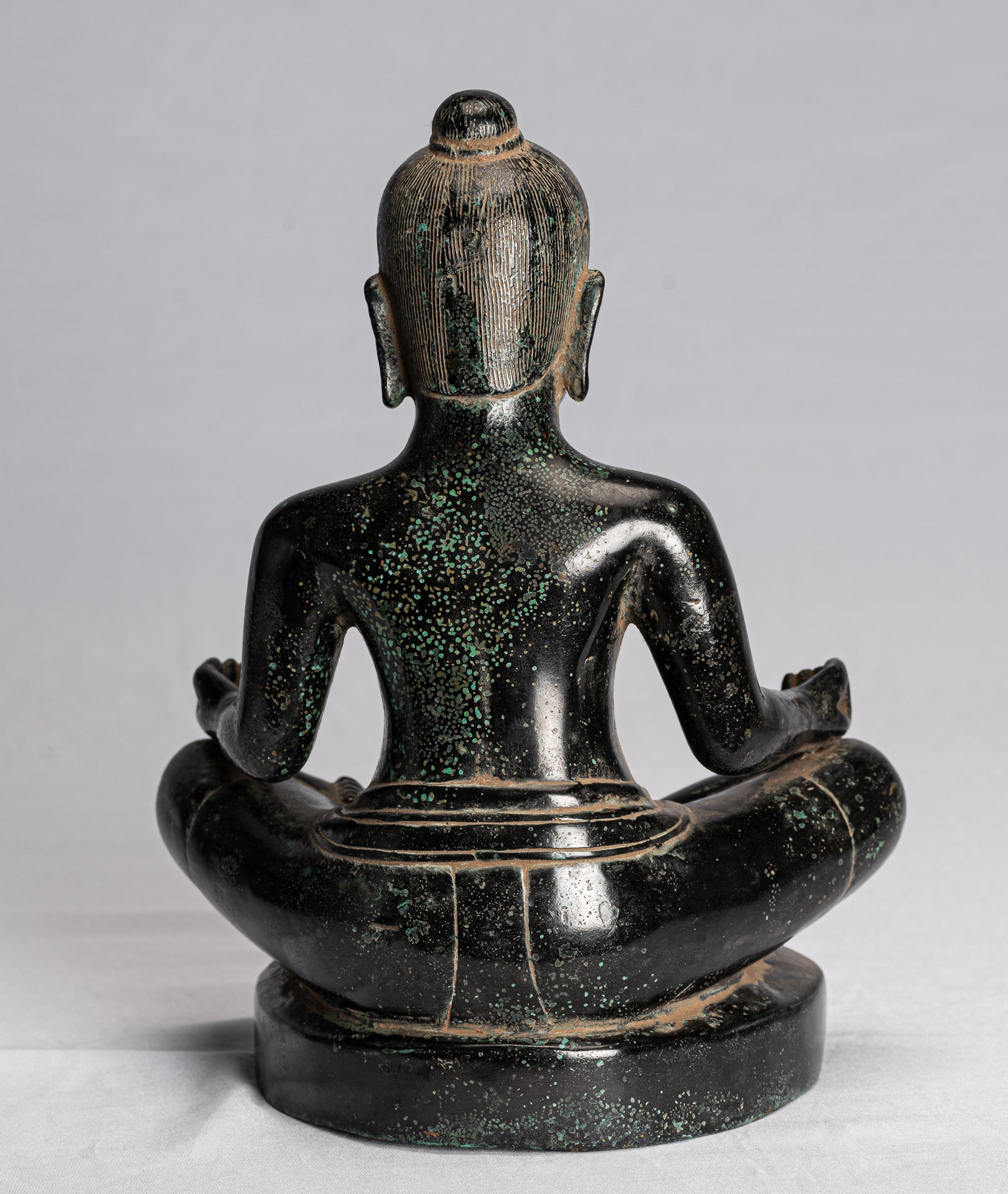 Antike sitzende Bronzestatue Jayavarman VII. aus Bronze im Khmer-Stil – 26 cm.