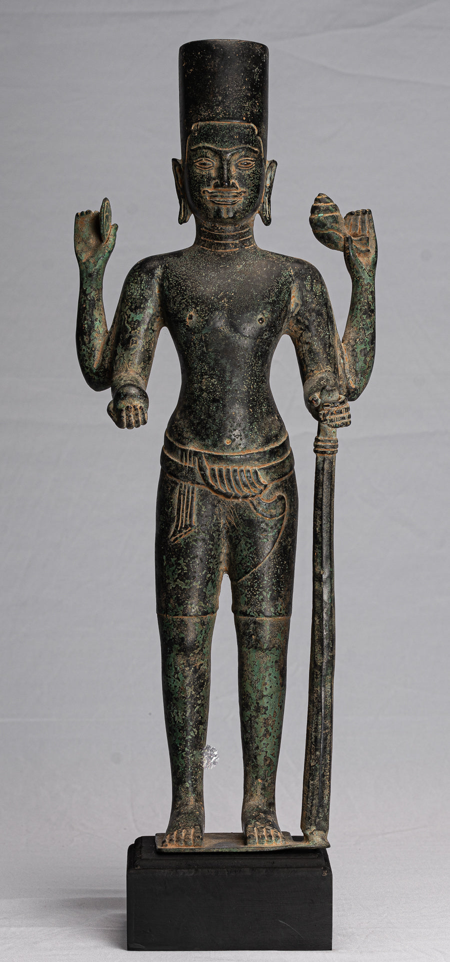 Estatua de Phnom Kulen Vishnu de estilo jemer de antigüedades - Protector y conservador - 58 cm/23 "