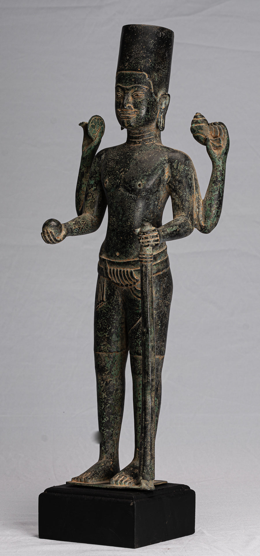 Estatua de Phnom Kulen Vishnu de estilo jemer de antigüedades - Protector y conservador - 58 cm/23 "