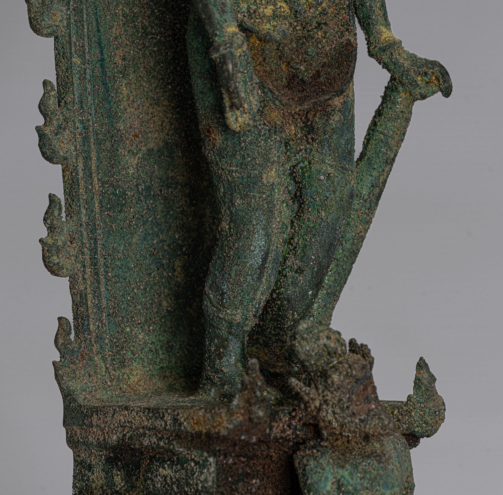 Vishnu - Statue de Vishnu debout en bronze Majapahit Java antique de style indonésien - 38 cm/15"