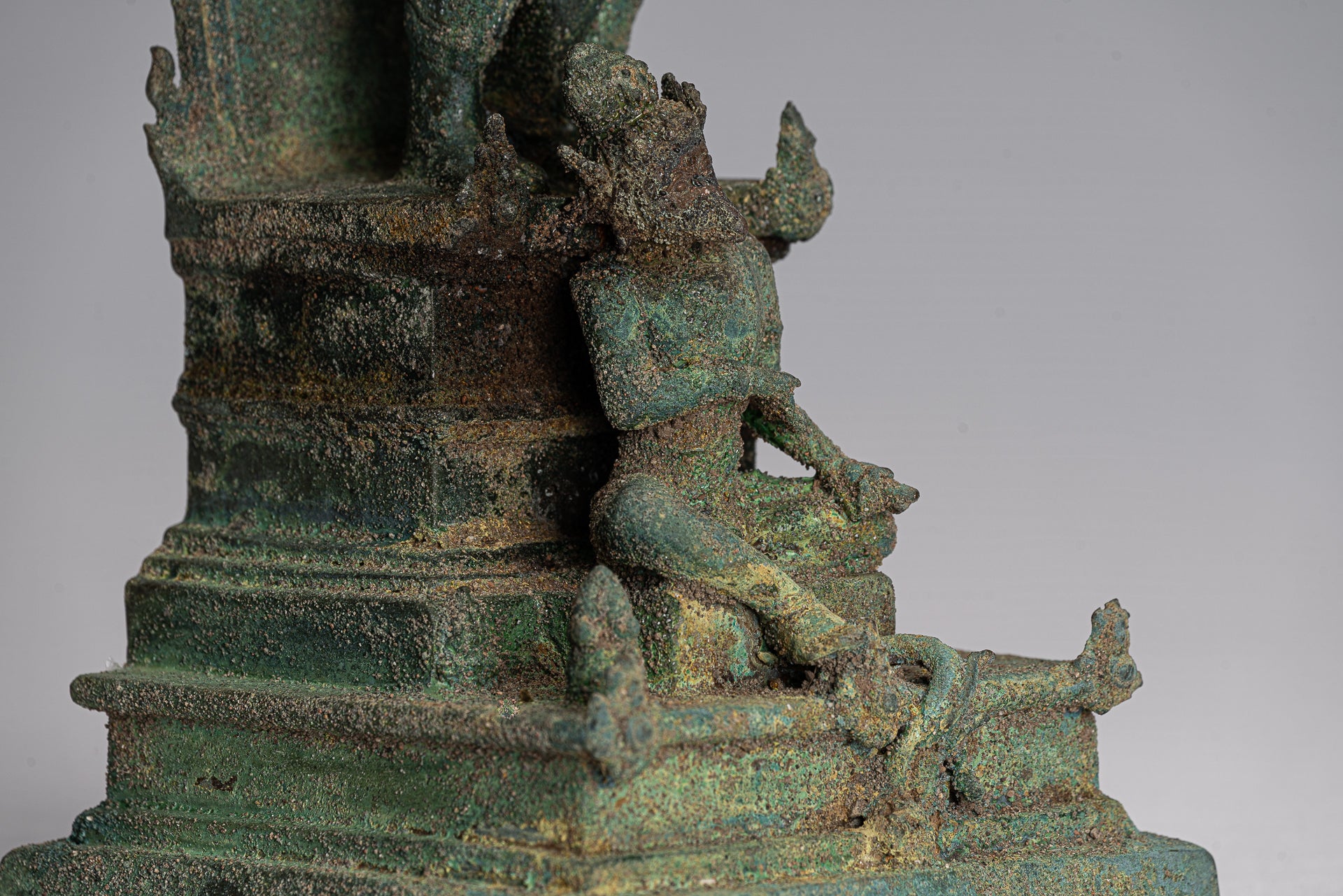 Vishnu - Statue de Vishnu debout en bronze Majapahit Java antique de style indonésien - 38 cm/15"