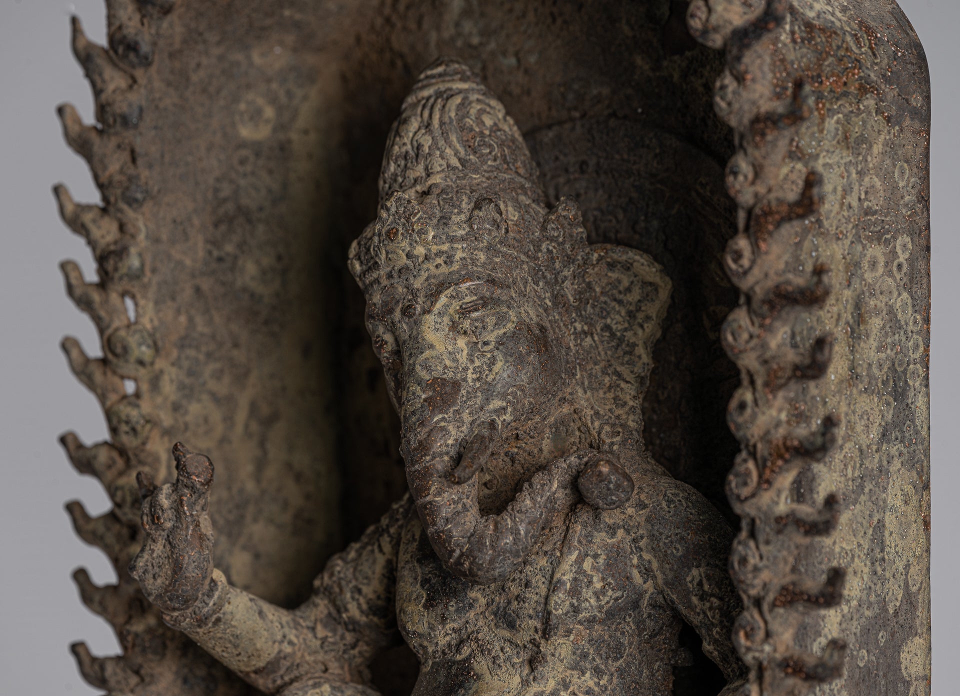 Ganesha Statue. Antike Javanischer Stil Bronze Sitzende Majapahit Ganesha Statue mit 27cm/11"