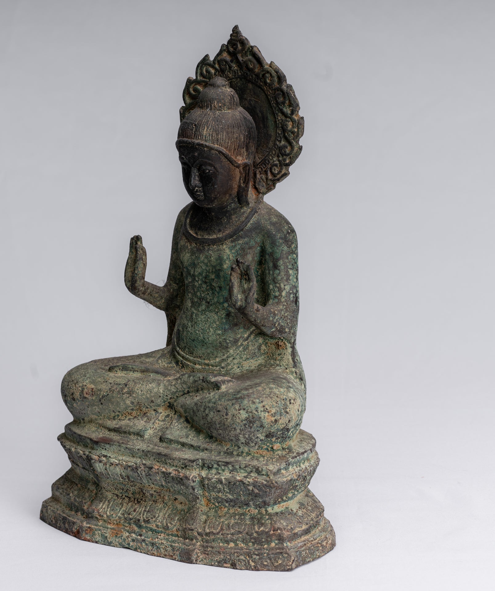 Buddha-Statue – Antike sitzende Bronze-Schutz-Buddha-Statue im japanischen Stil – 34 cm/14 Zoll