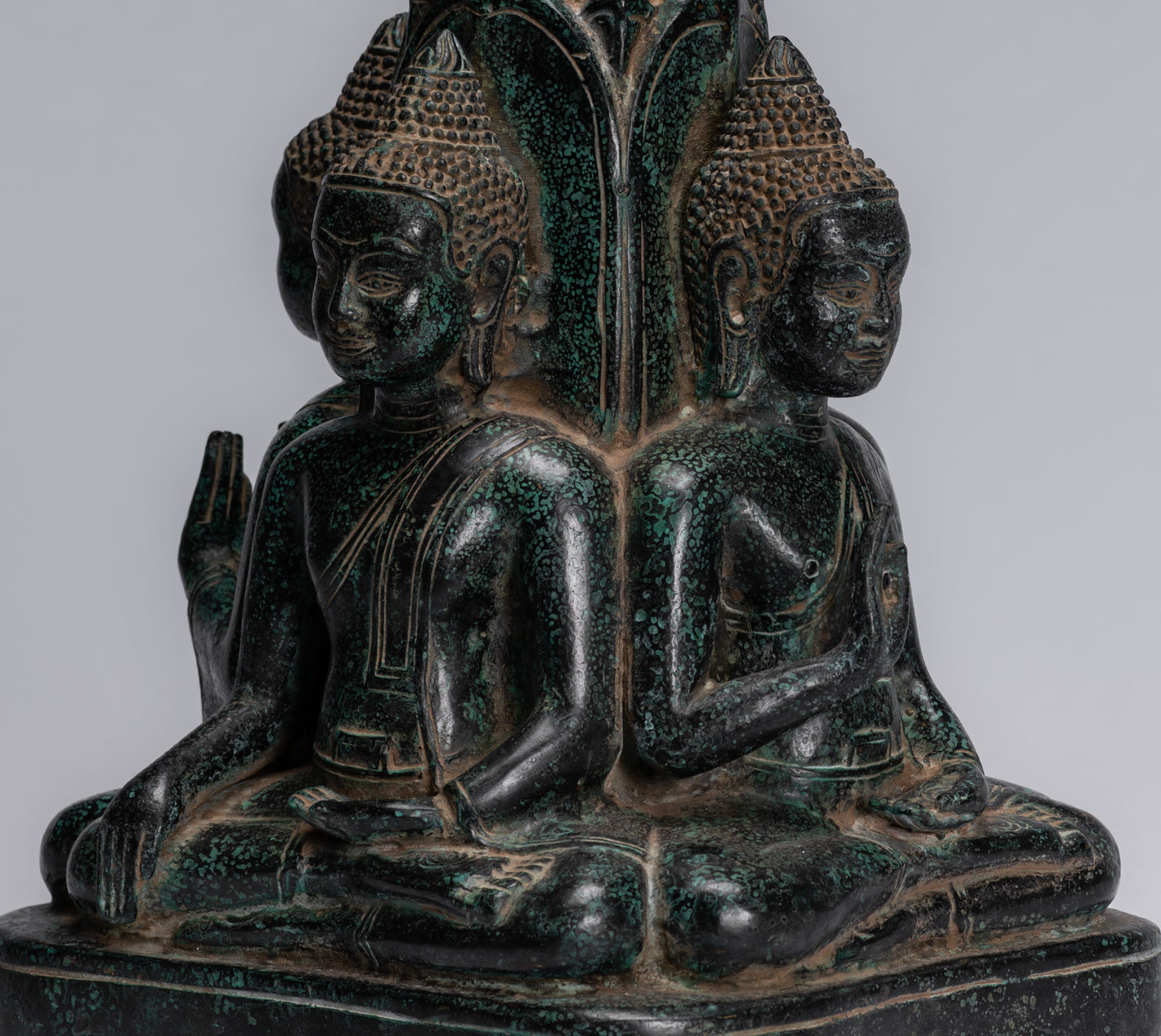 Statue antique de Bouddha à quatre voies en bronze de style khmer d'Asie du Sud-Est - 28 cm/11"