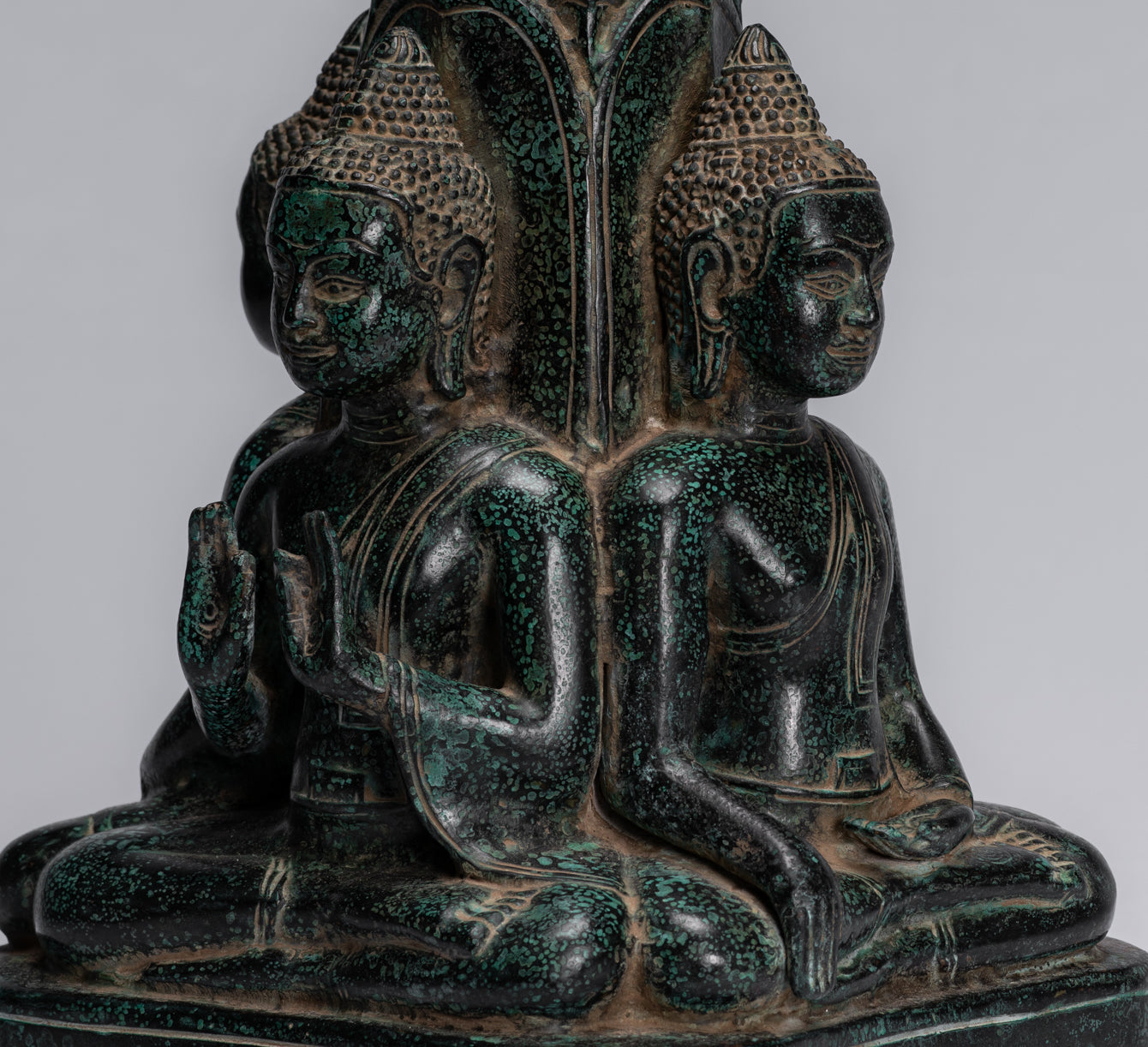 Statue antique de Bouddha à quatre voies en bronze de style khmer d'Asie du Sud-Est - 28 cm/11"