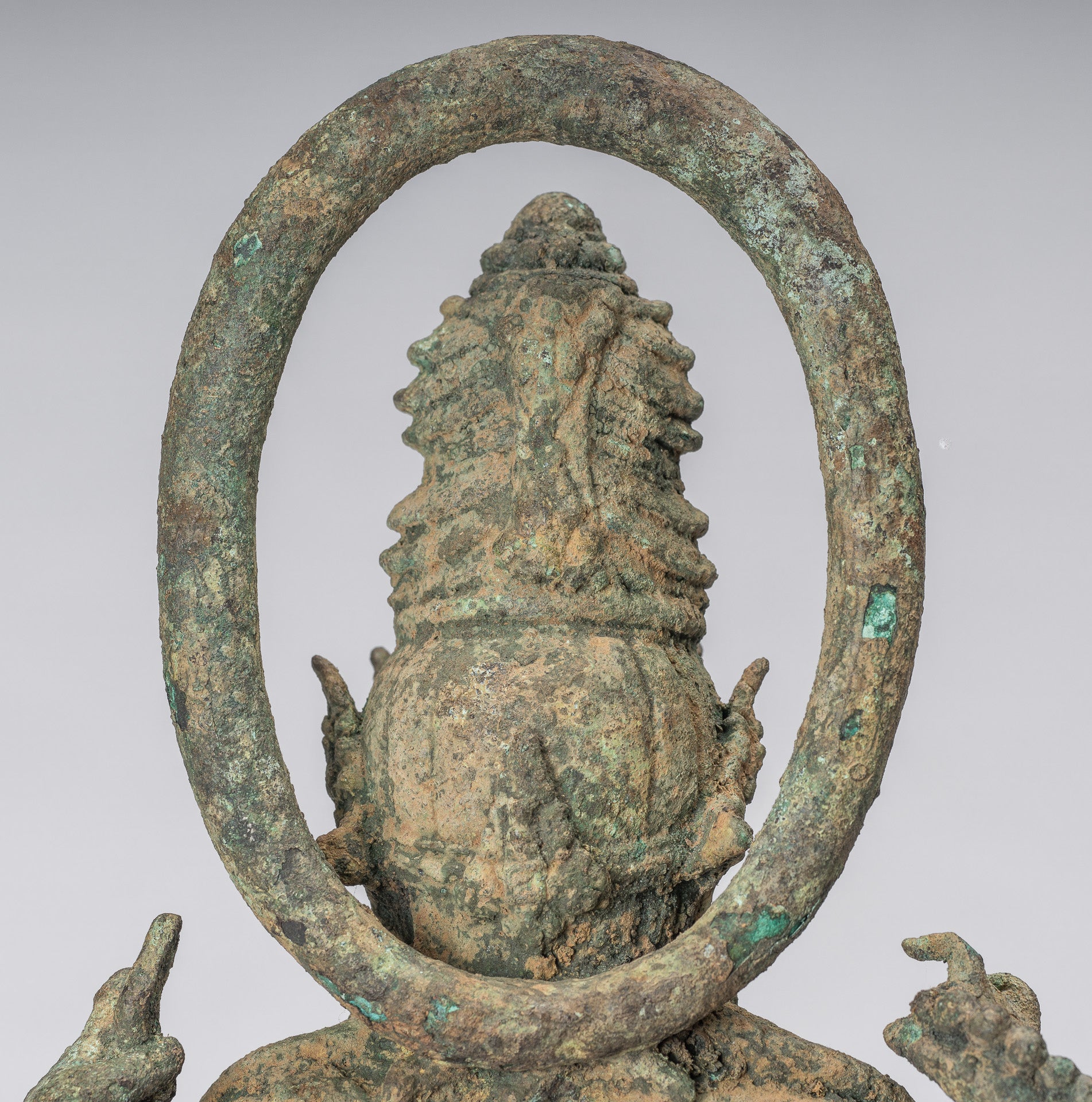 Vishnu – Antike Vishnu-Statue aus Bronze im indonesischen Stil Majapahit Java – 51 cm/50,8 cm