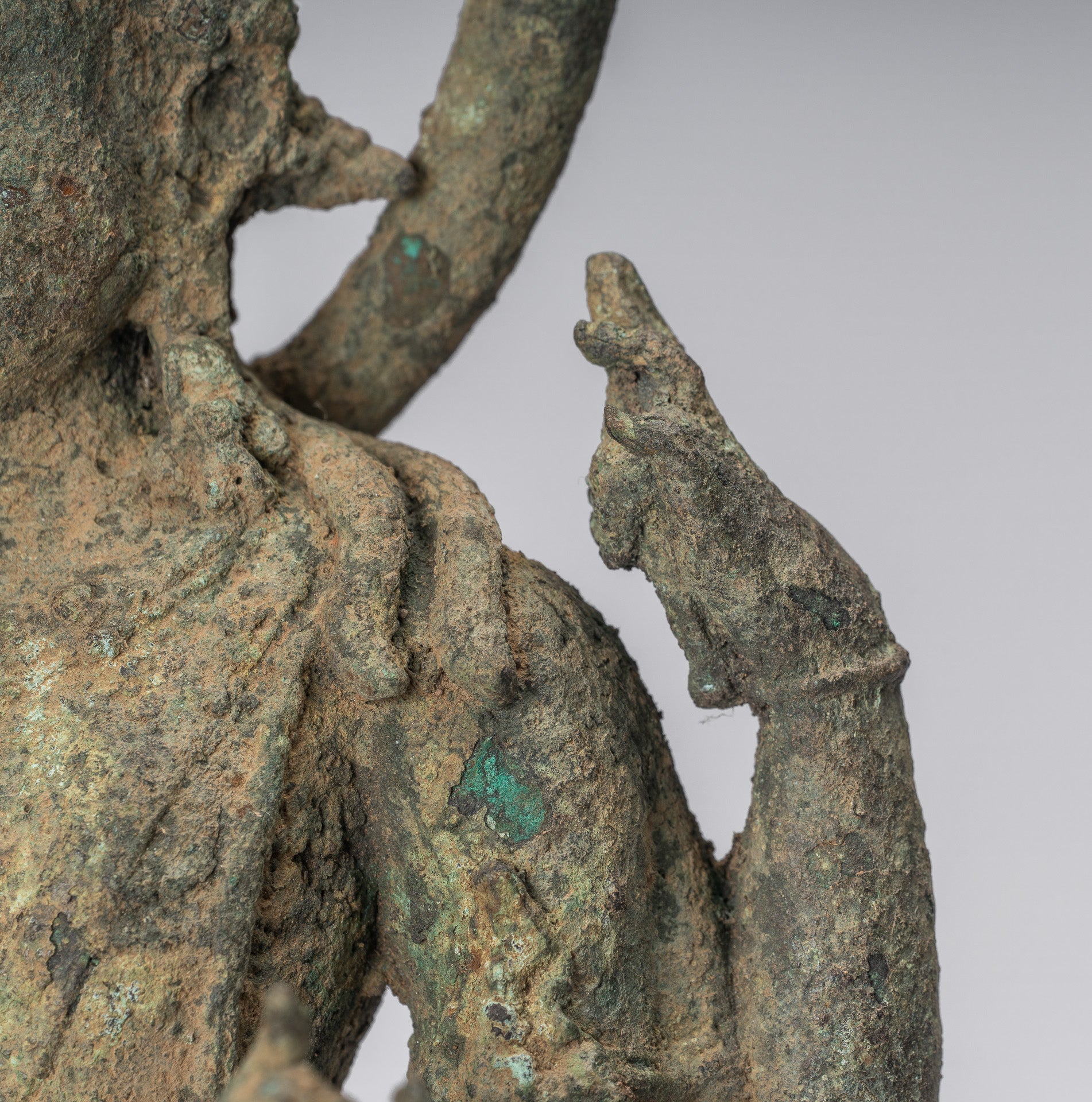 Vishnu – Antike Vishnu-Statue aus Bronze im indonesischen Stil Majapahit Java – 51 cm/50,8 cm