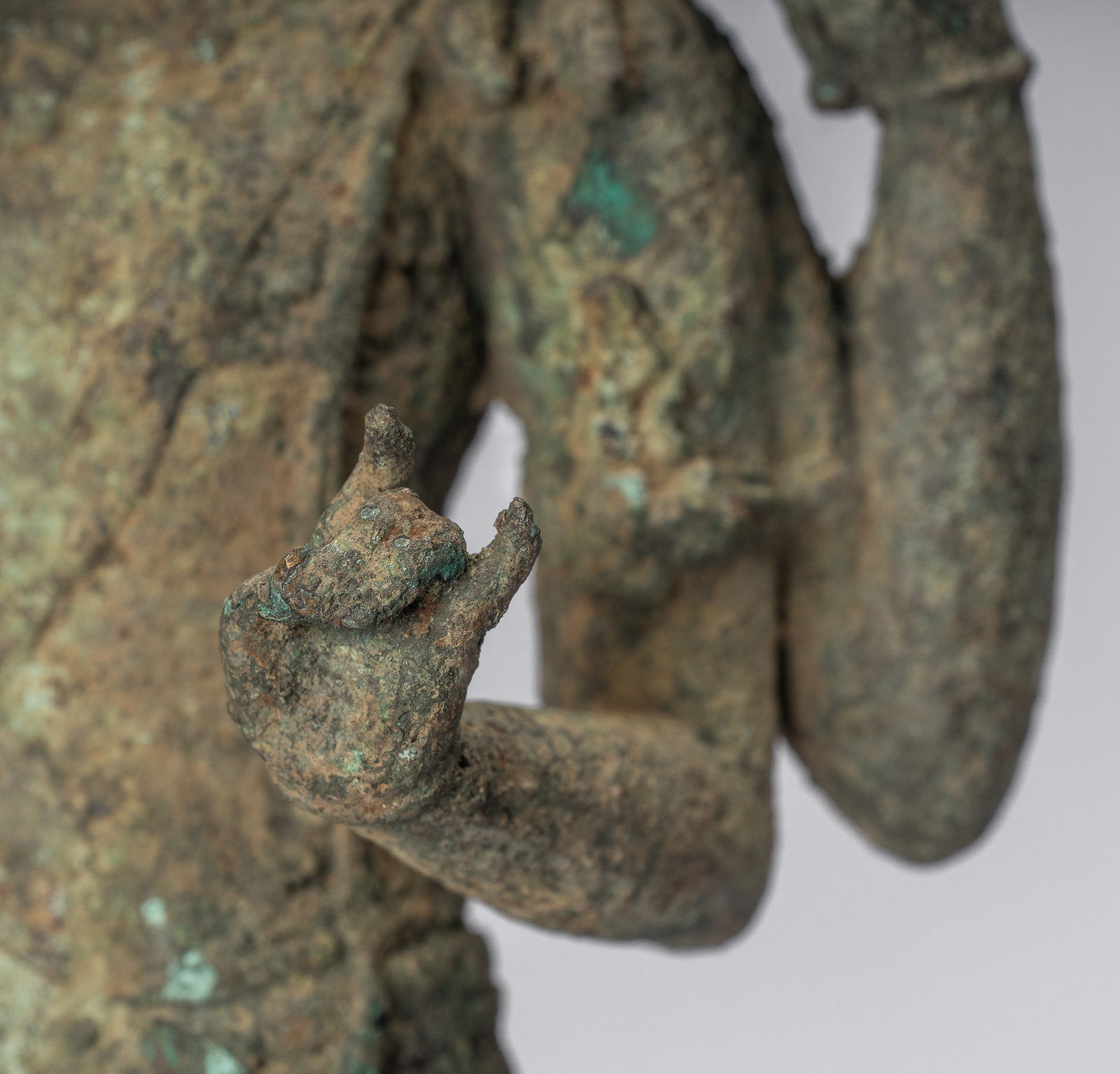 Vishnu – Antike Vishnu-Statue aus Bronze im indonesischen Stil Majapahit Java – 51 cm/50,8 cm