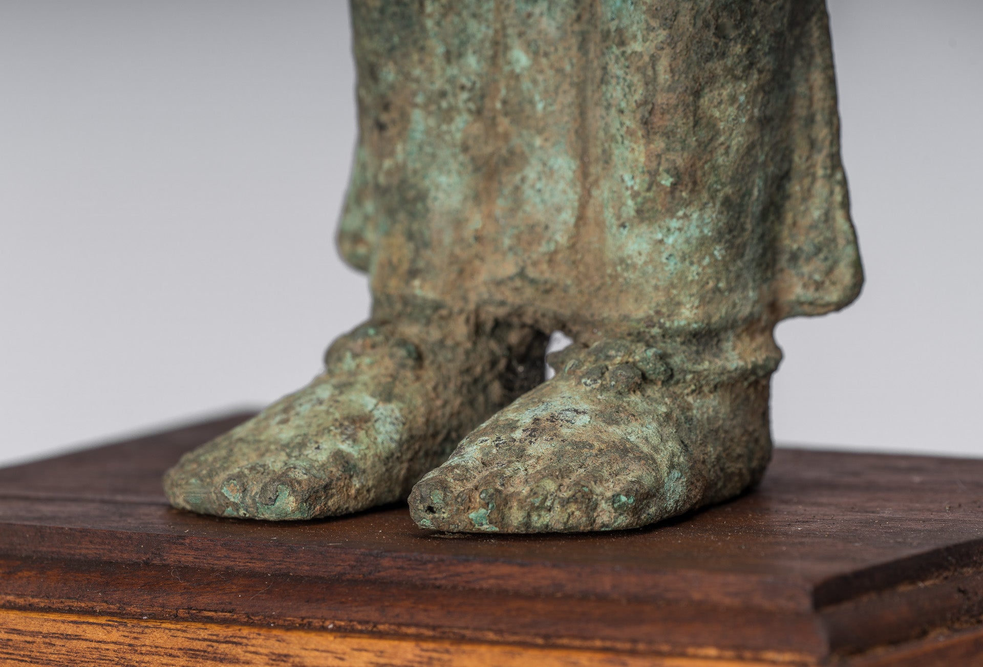 Vishnu – Antike Vishnu-Statue aus Bronze im indonesischen Stil Majapahit Java – 51 cm/50,8 cm