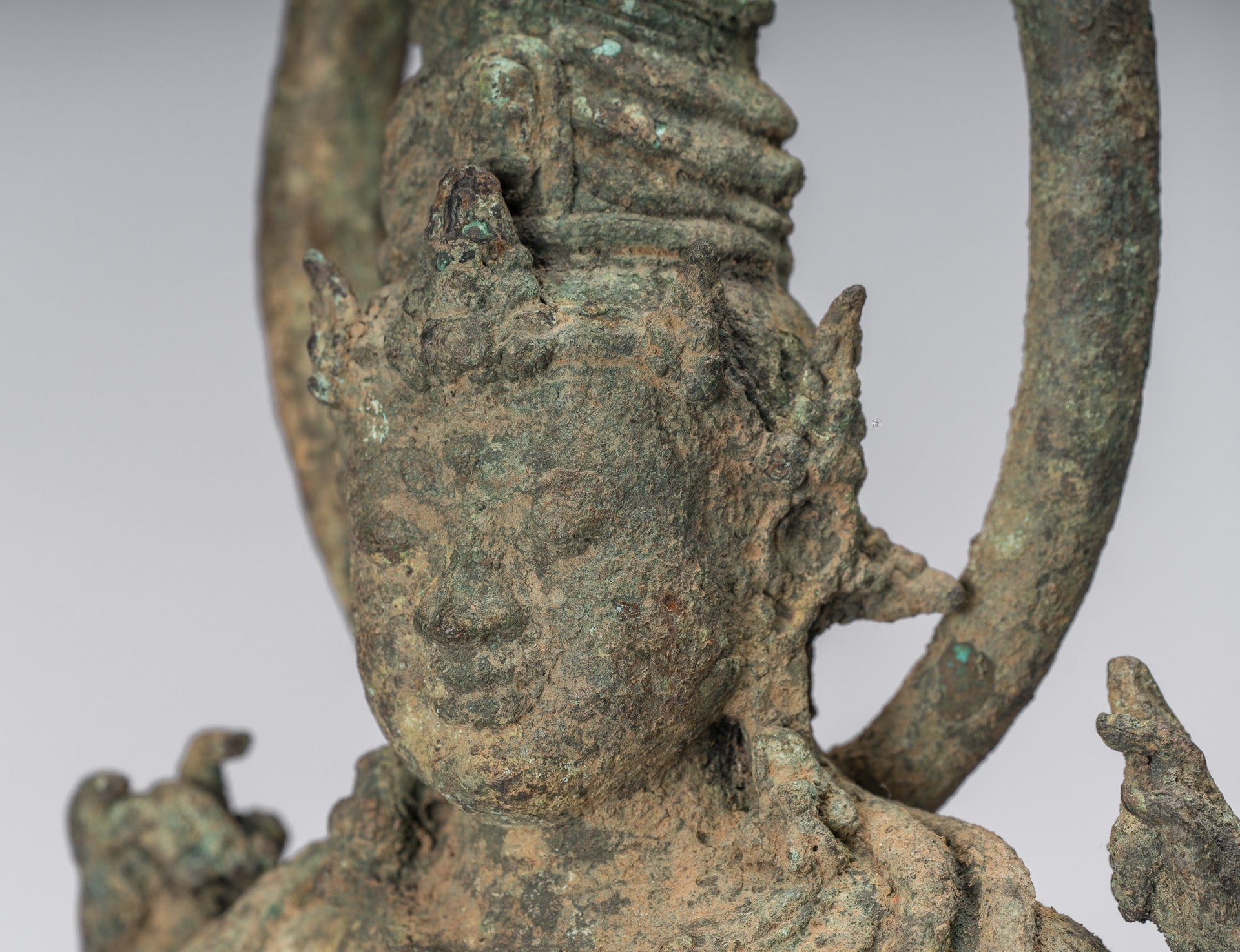 Vishnu – Antike Vishnu-Statue aus Bronze im indonesischen Stil Majapahit Java – 51 cm/50,8 cm
