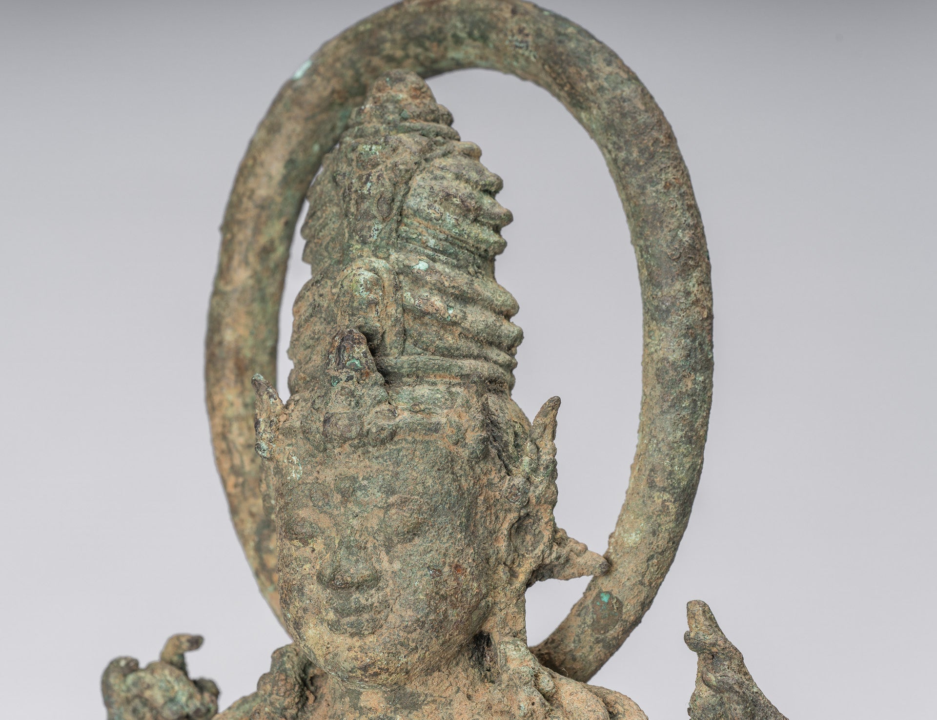 Vishnu – Antike Vishnu-Statue aus Bronze im indonesischen Stil Majapahit Java – 51 cm/50,8 cm