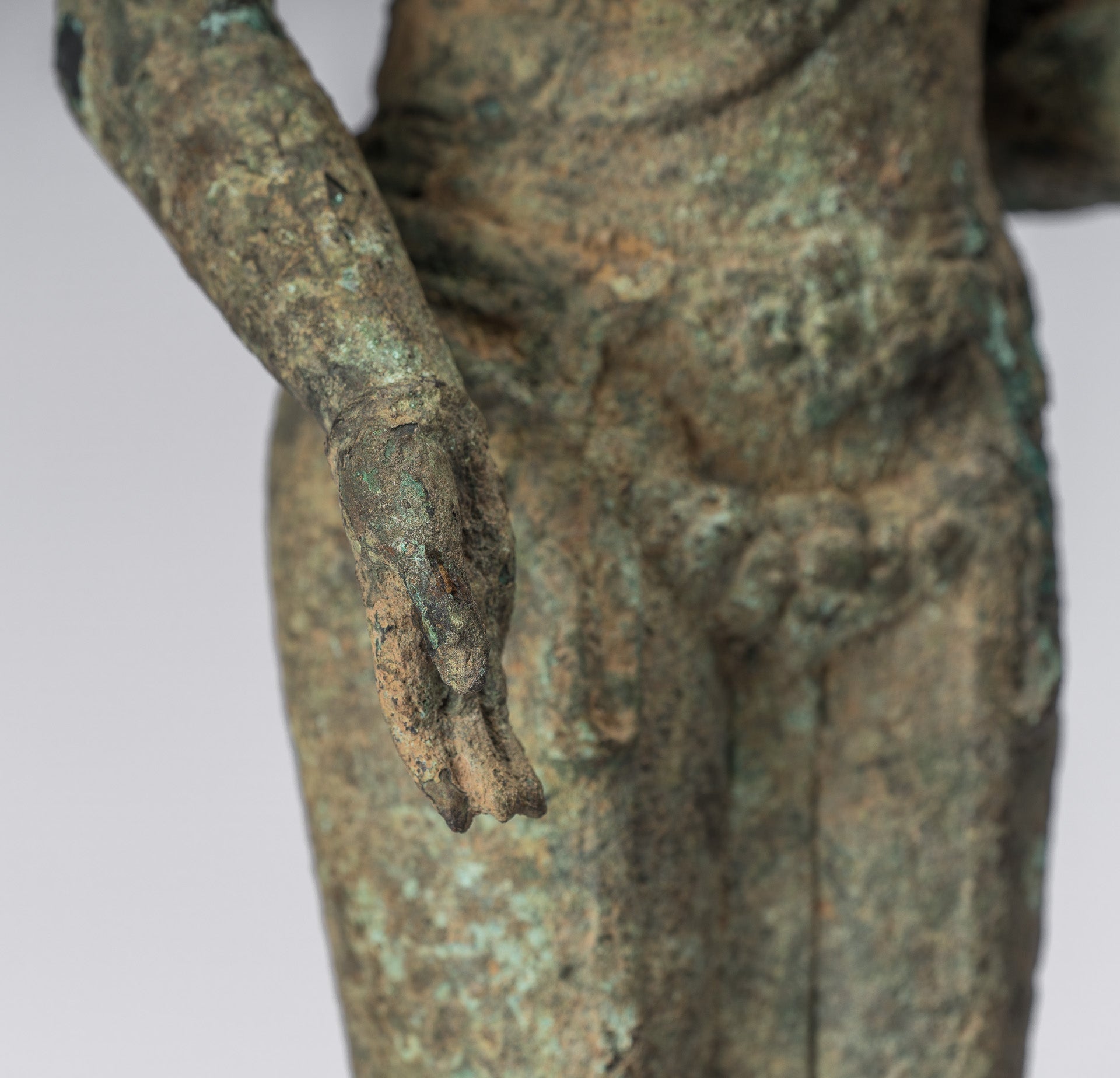 Vishnu – Antike Vishnu-Statue aus Bronze im indonesischen Stil Majapahit Java – 51 cm/50,8 cm