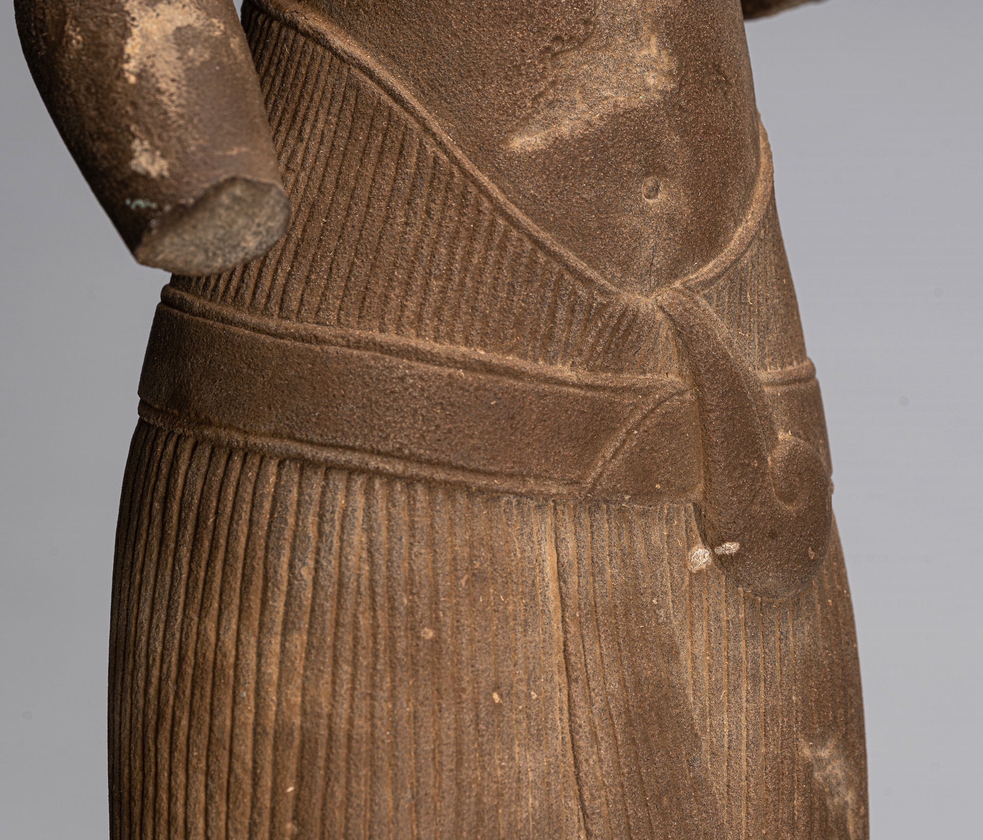 Statue de Lakshmi – Pierre antique de style Baphuon Lakshmi / Devi Consort de Vishnu Torso – 73 cm/29"