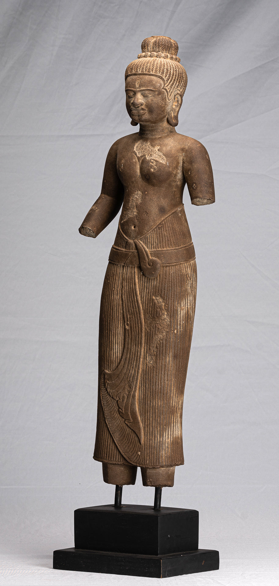 Statue de Lakshmi – Pierre antique de style Baphuon Lakshmi / Devi Consort de Vishnu Torso – 73 cm/29"