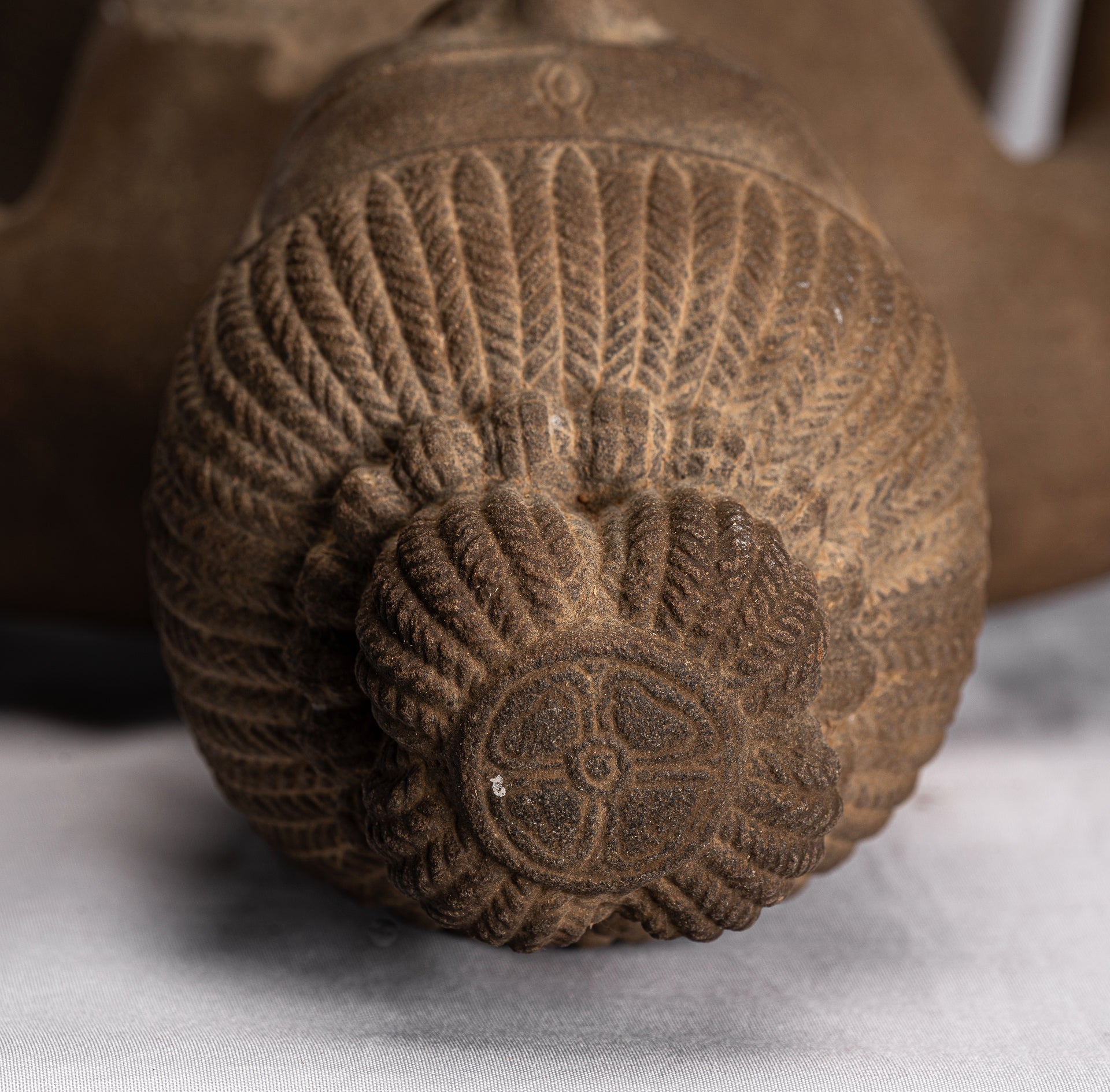 Statue de Lakshmi – Pierre antique de style Baphuon Lakshmi / Devi Consort de Vishnu Torso – 73 cm/29"