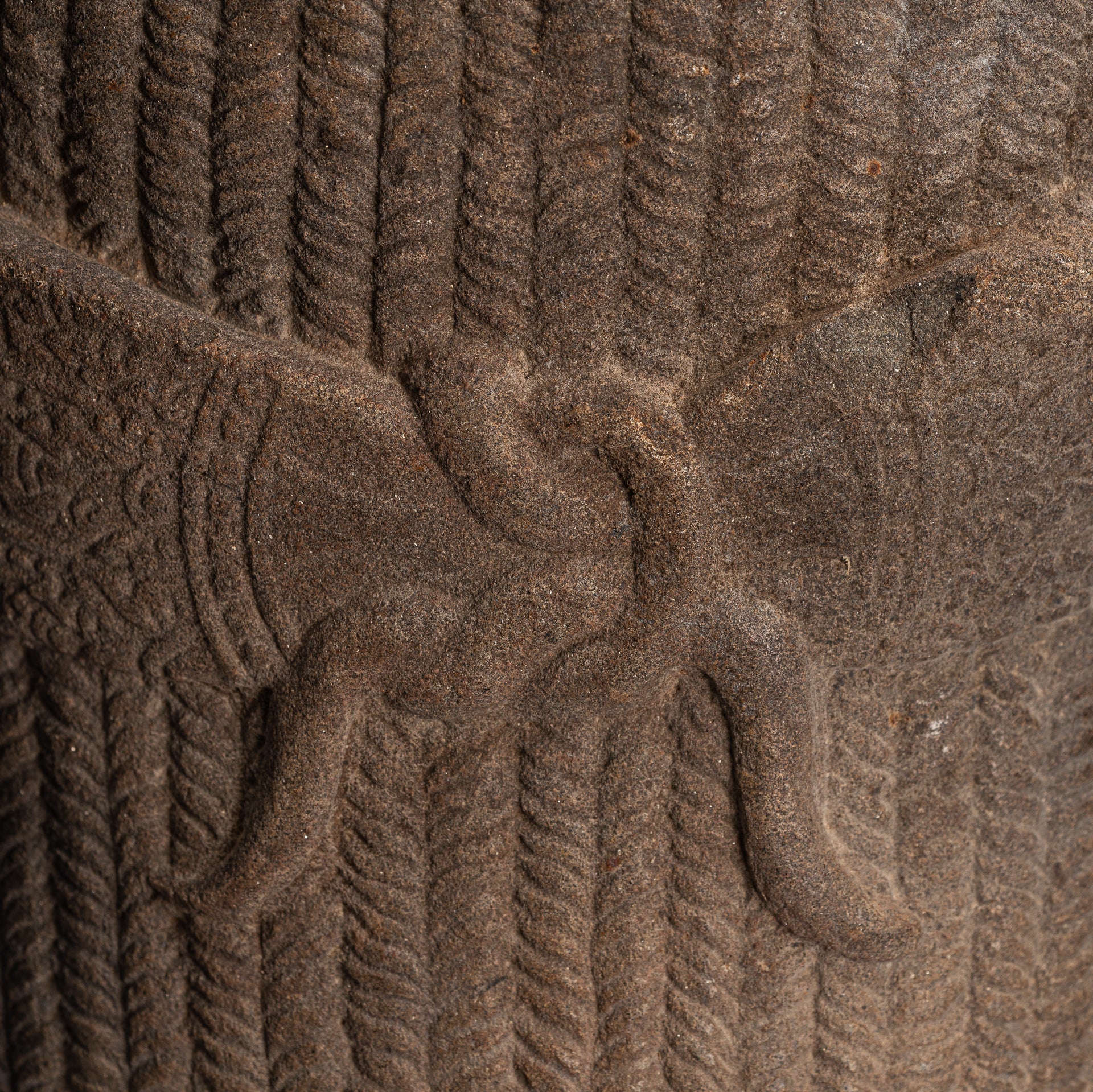 Statue de Vishnu – Tête antique de Vishnu khmer de style Banteay Srei montée sur pierre – 57 cm/23"