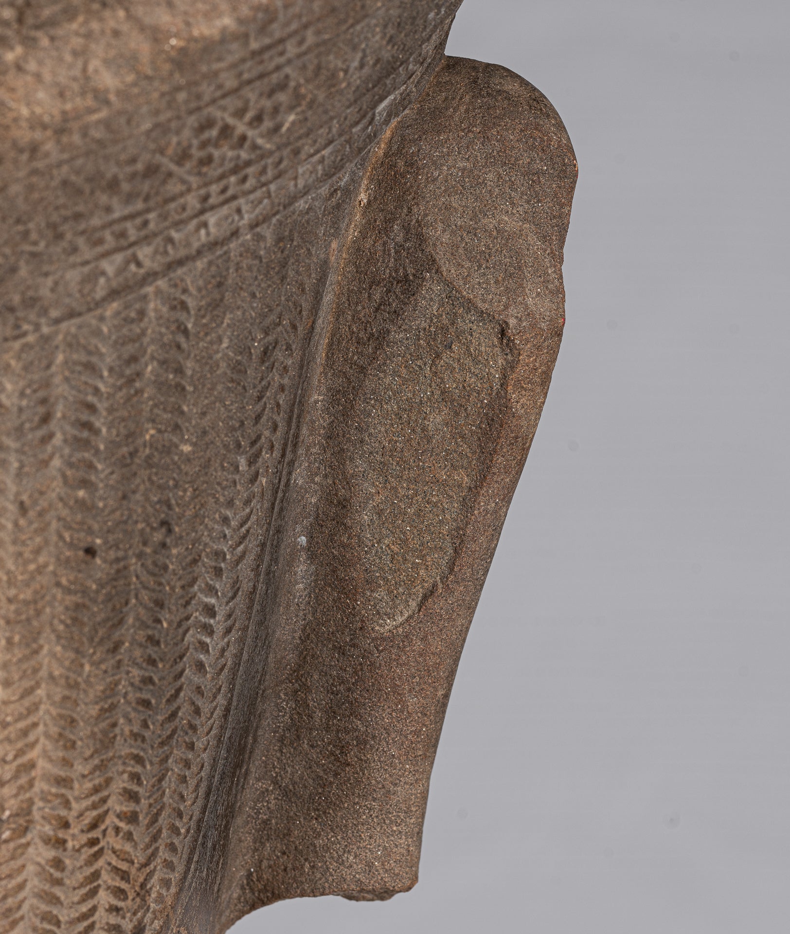 Statue de Vishnu – Tête antique de Vishnu khmer de style Banteay Srei montée sur pierre – 57 cm/23"