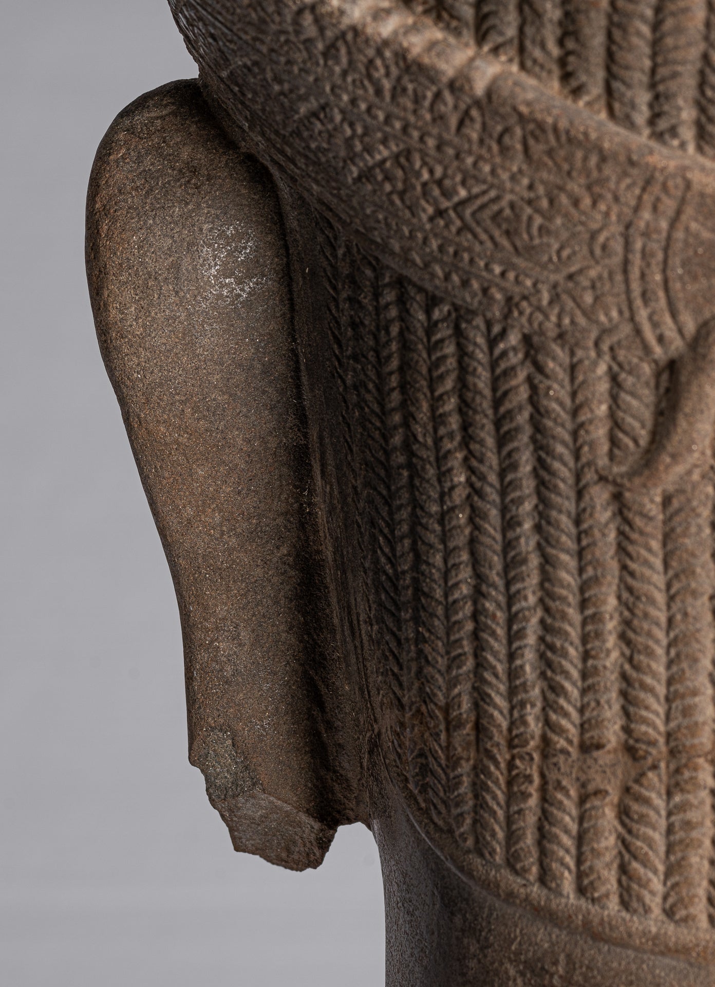 Statue de Vishnu – Tête antique de Vishnu khmer de style Banteay Srei montée sur pierre – 57 cm/23"