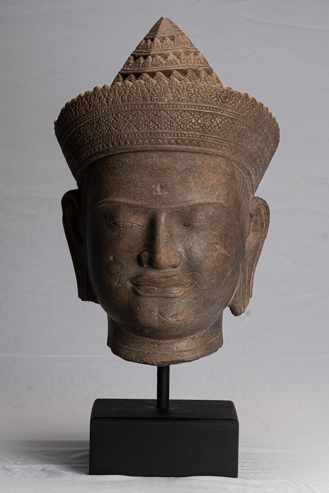 Statue de Vishnu – Tête antique de Vishnu khmer de style Banteay Srei montée sur pierre – 57 cm/23"