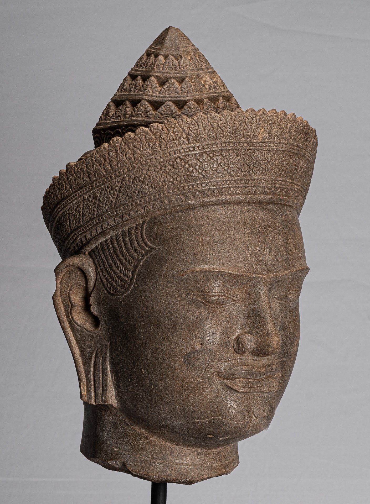 Statue de Vishnu – Tête antique de Vishnu khmer de style Banteay Srei montée sur pierre – 57 cm/23"