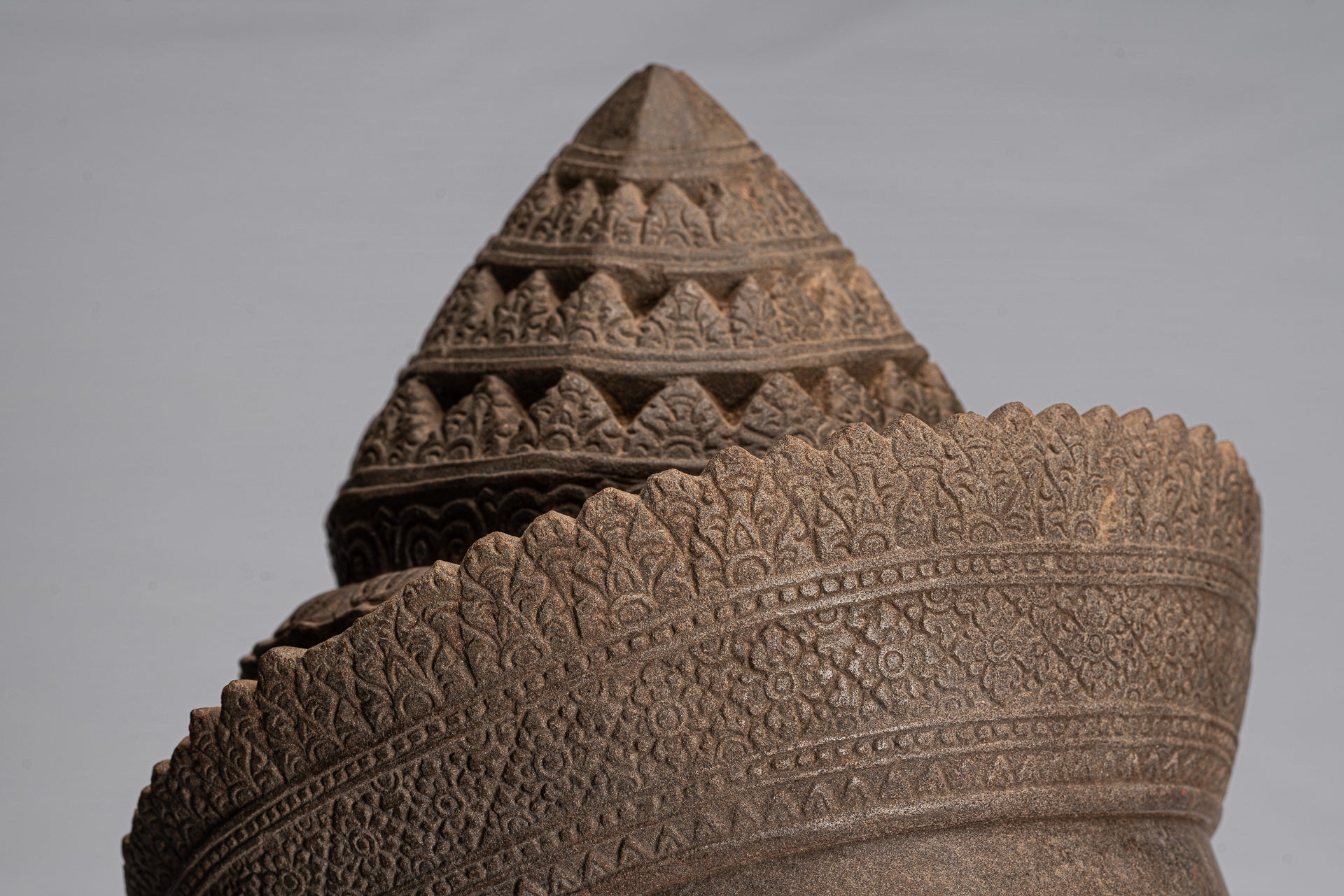 Statue de Vishnu – Tête antique de Vishnu khmer de style Banteay Srei montée sur pierre – 57 cm/23"