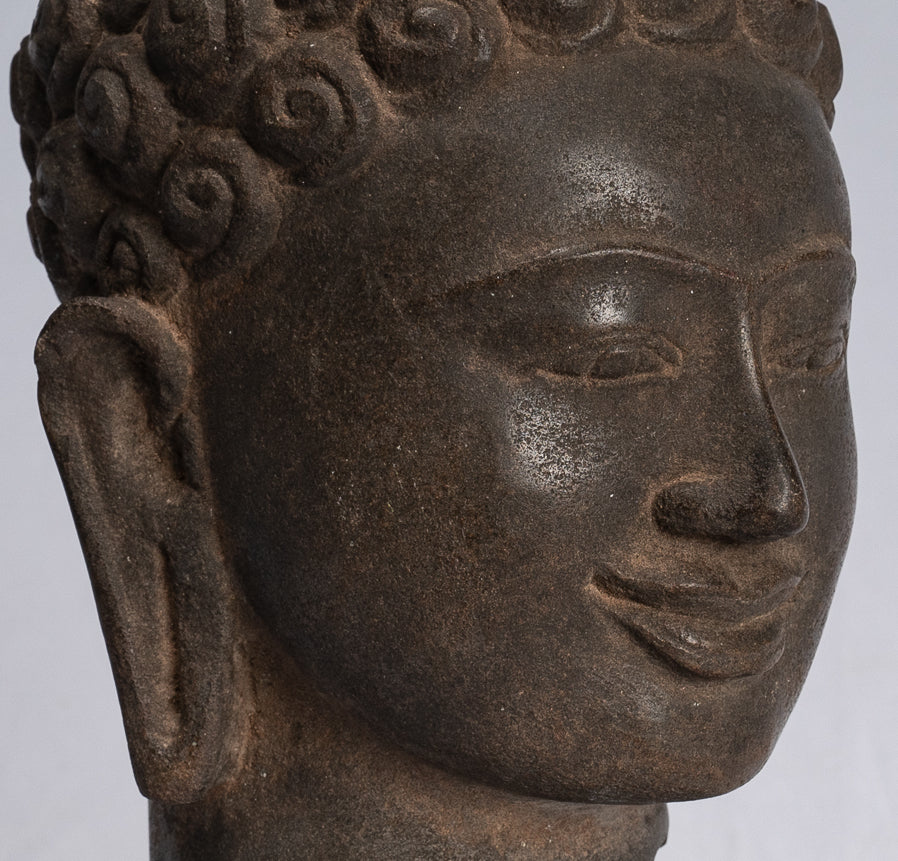 Statue de Bouddha – Statue antique de tête de Bouddha en pierre thaïlandaise de style Dvaravati – 22 cm.
