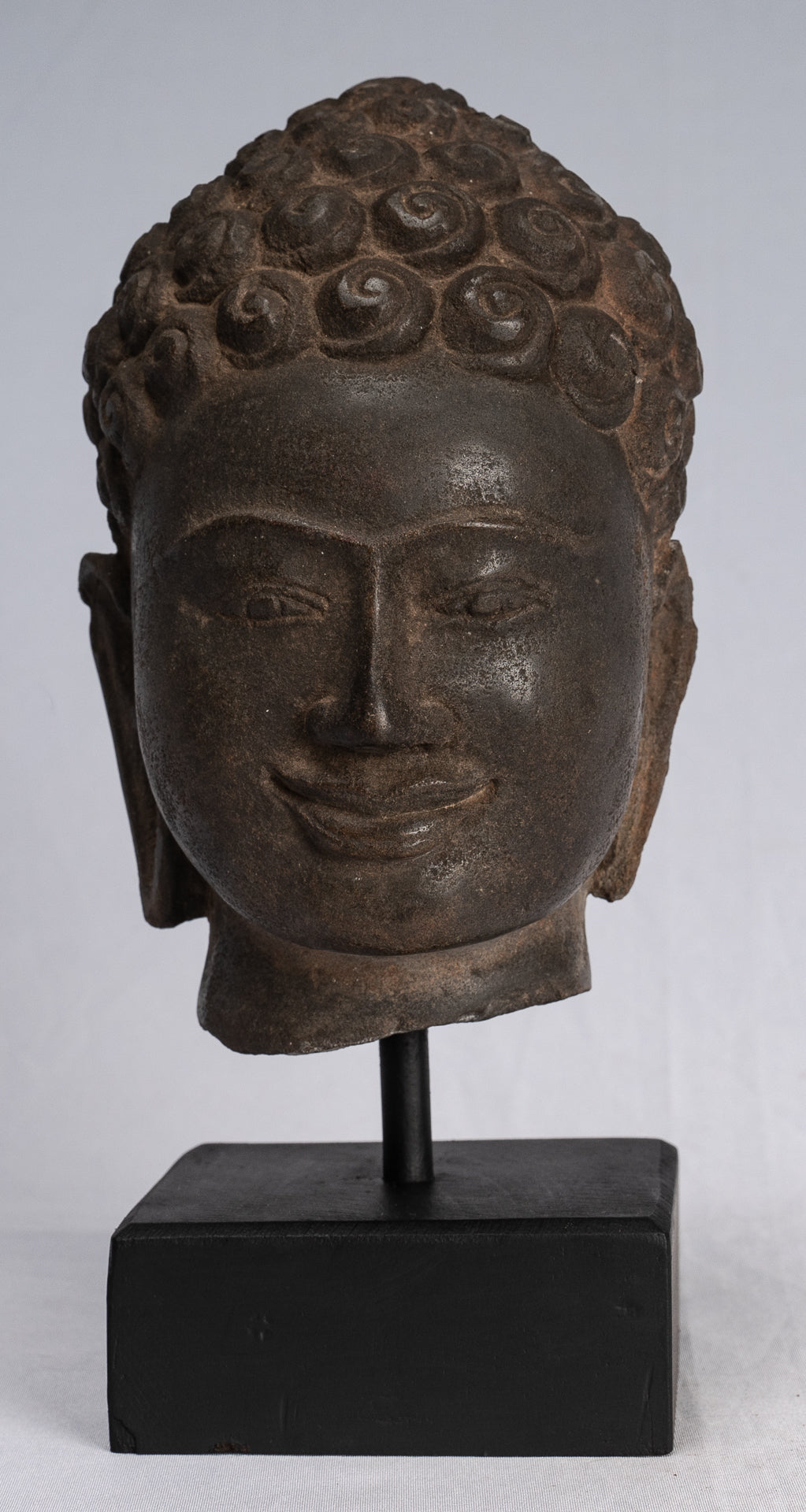 Statue de Bouddha – Statue antique de tête de Bouddha en pierre thaïlandaise de style Dvaravati – 22 cm.