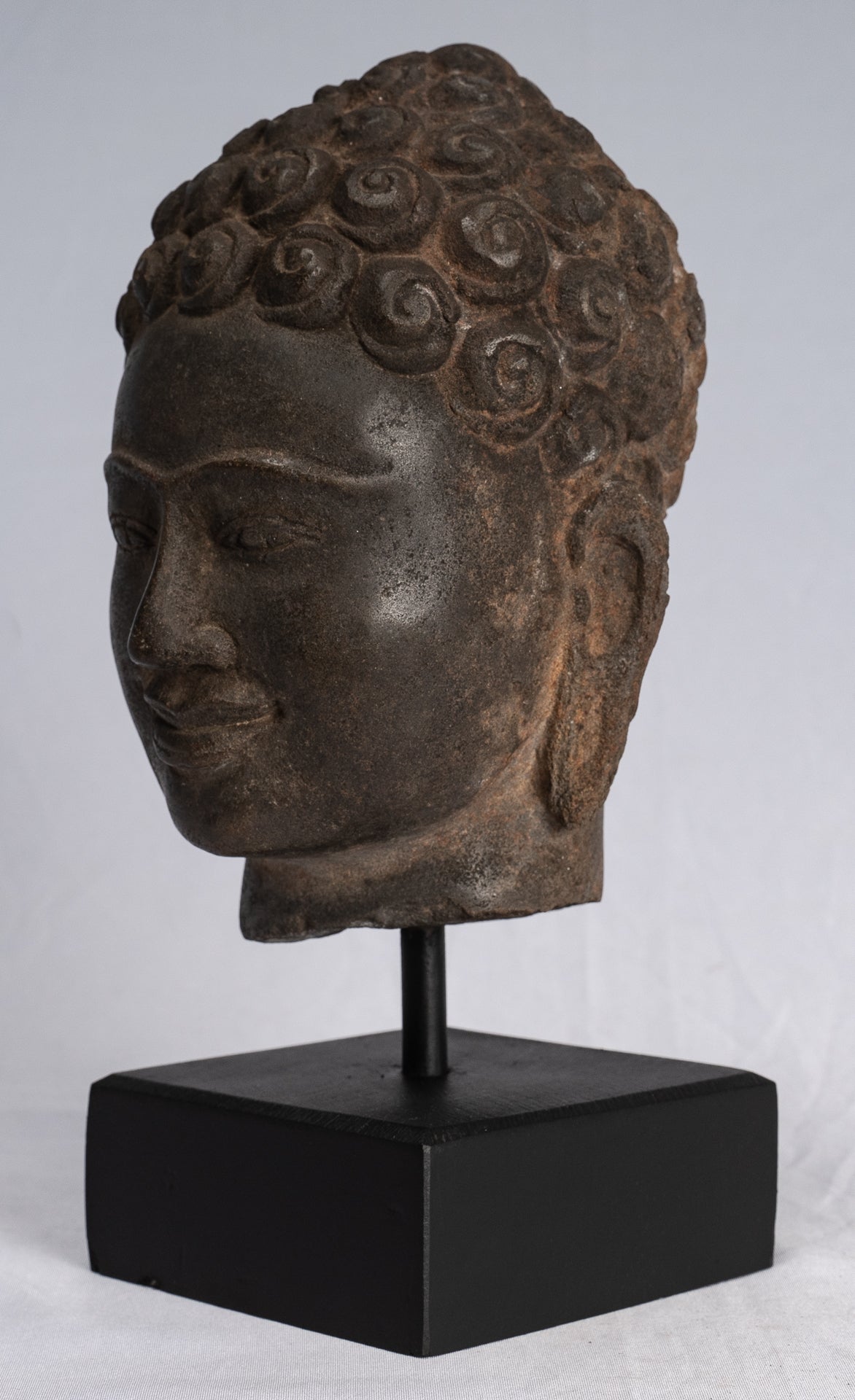 Statue de Bouddha – Statue antique de tête de Bouddha en pierre thaïlandaise de style Dvaravati – 22 cm.