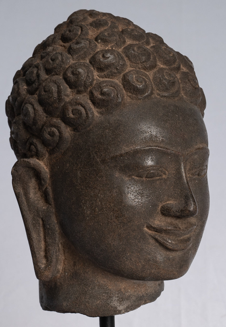 Statue de Bouddha – Statue antique de tête de Bouddha en pierre thaïlandaise de style Dvaravati – 22 cm.