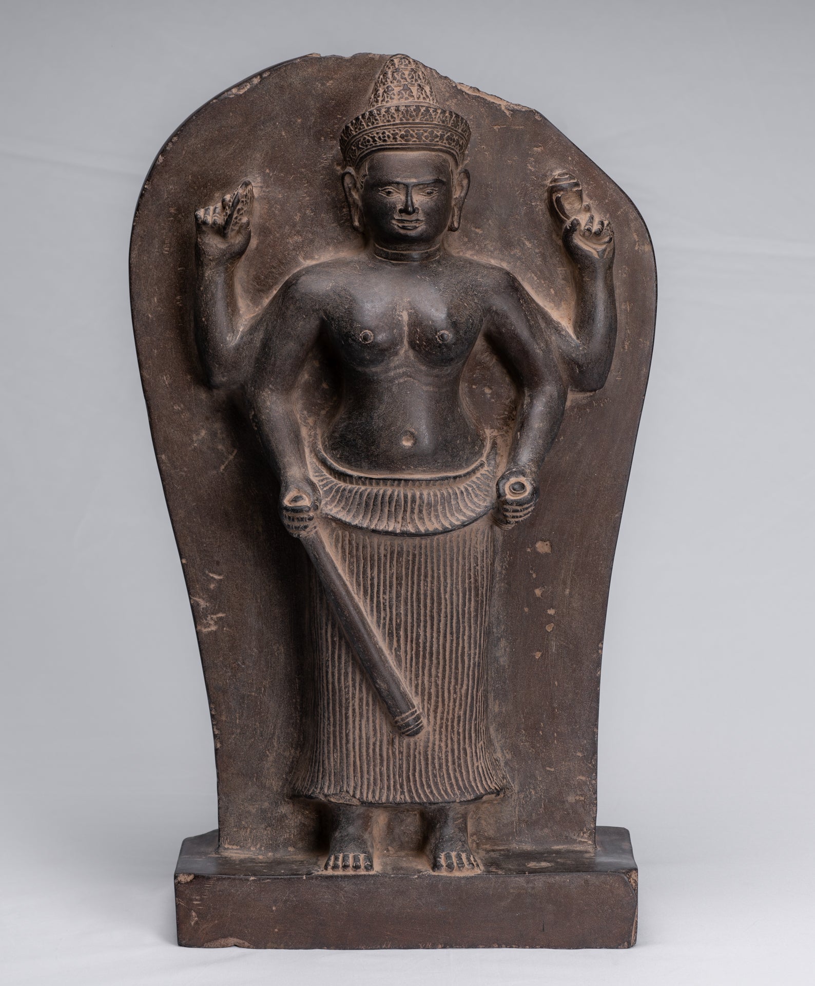 Statue antique de Stèle Durga en pierre de Koh Ker de style pré-Angkor - 51 cm/20"