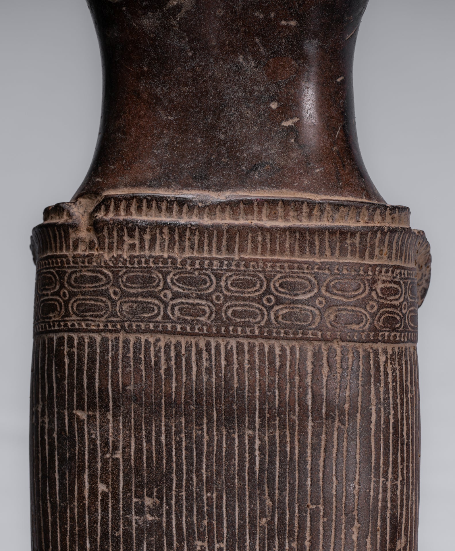 Antiker Lakshmi-Torso aus Stein im Khmer-Angkor-Wat-Stil (wahrscheinlich) – 68 cm.