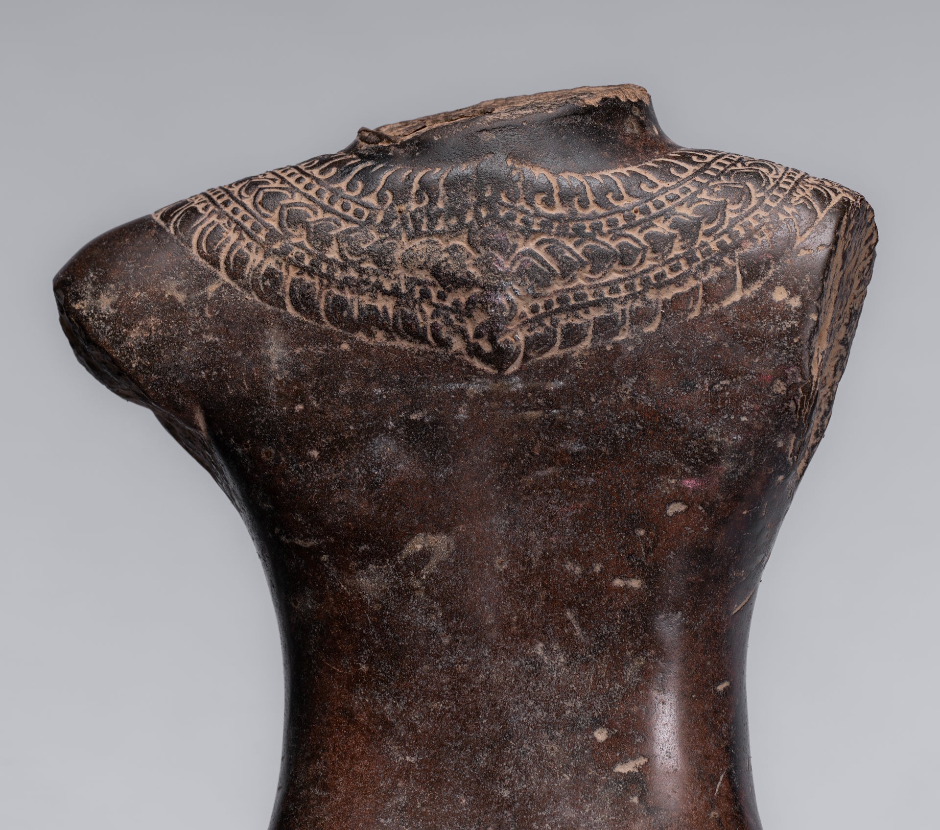 Antiker Lakshmi-Torso aus Stein im Khmer-Angkor-Wat-Stil (wahrscheinlich) – 68 cm.